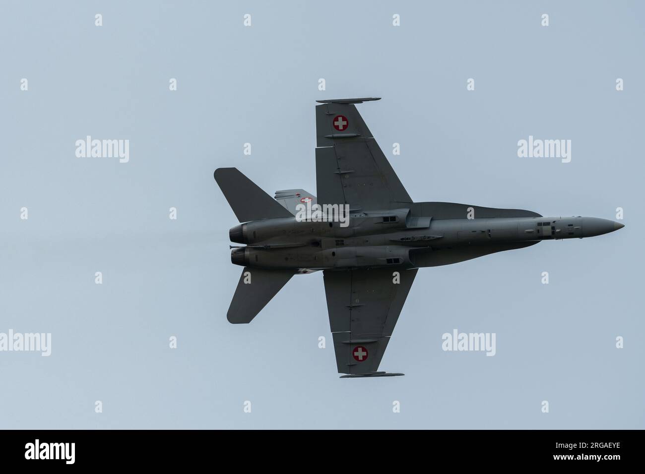 Speck-Fehraltorf, Zürich, Schweiz, 1. Juli 2023 McDonnell Douglas F/A-18 Hornet schweizer Militärkämpfer tritt während einer Flugshow auf Stockfoto