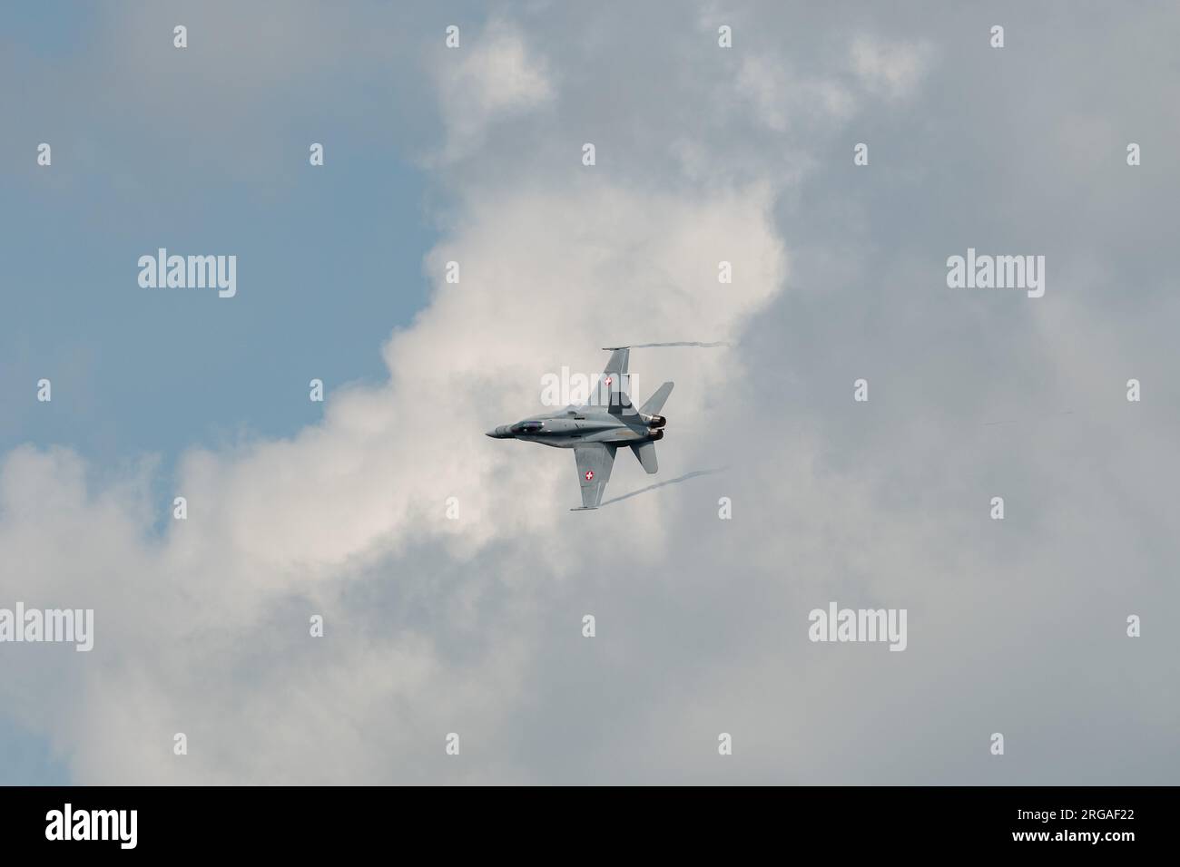Speck-Fehraltorf, Zürich, Schweiz, 1. Juli 2023 McDonnell Douglas F/A-18 Hornet schweizer Militärkämpfer tritt während einer Flugshow auf Stockfoto