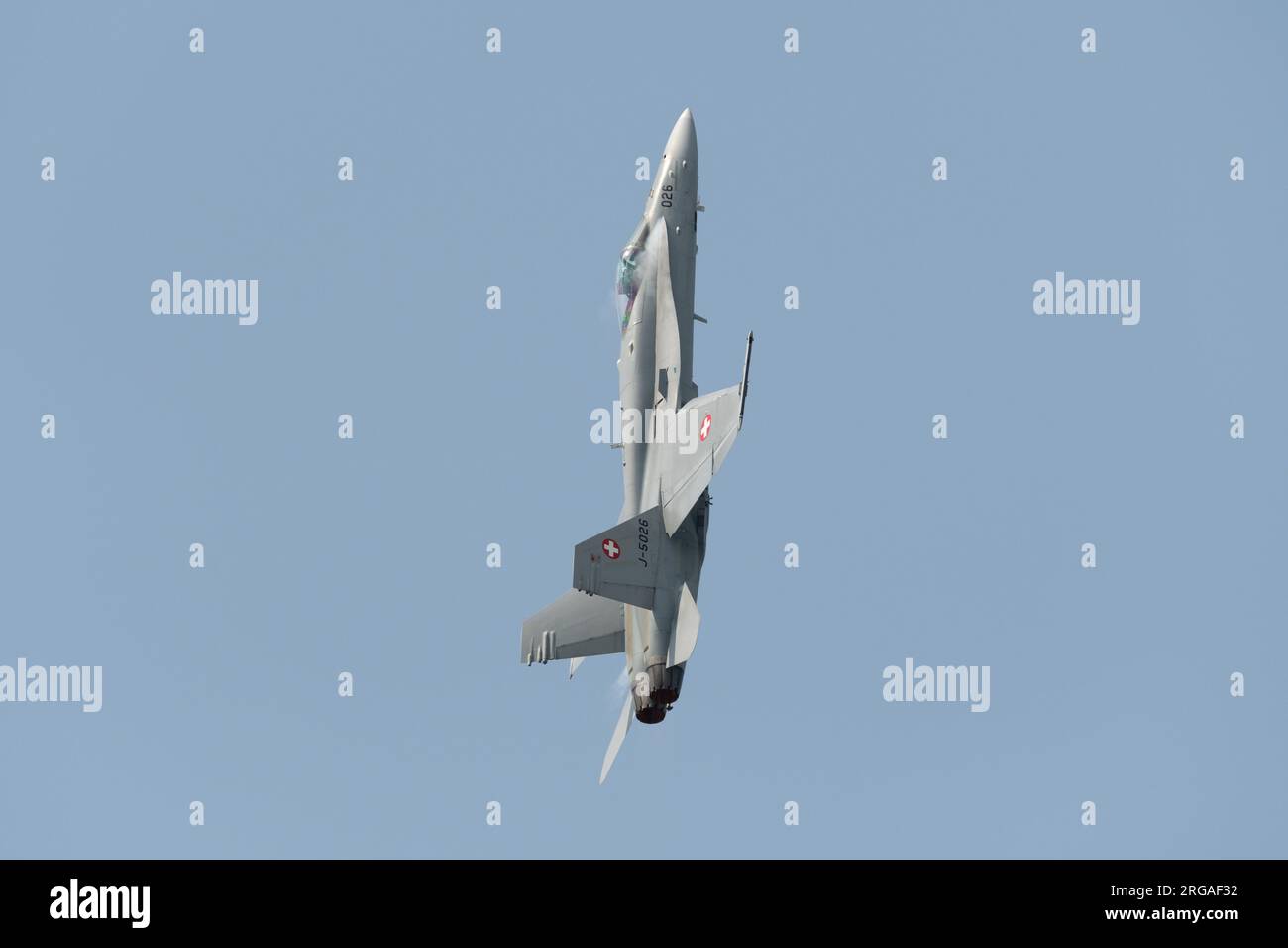 Speck-Fehraltorf, Zürich, Schweiz, 1. Juli 2023 McDonnell Douglas F/A-18 Hornet schweizer Militärkämpfer tritt während einer Flugshow auf Stockfoto