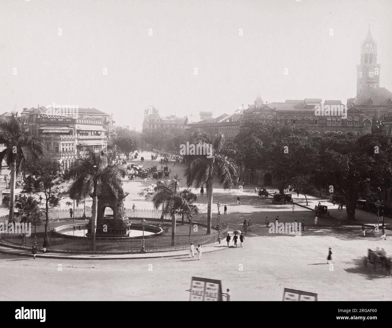 19. Jahrhundert Vintage-Foto: Street view Bombay, Mumbai, Indien. Flora Fountain befindet sich an der Hutatma Chowk ist ein ornamental skulpturales architektonisches Erbe Denkmal am südlichen Ende der historischen Dadabhai Naoroji Road. Stockfoto