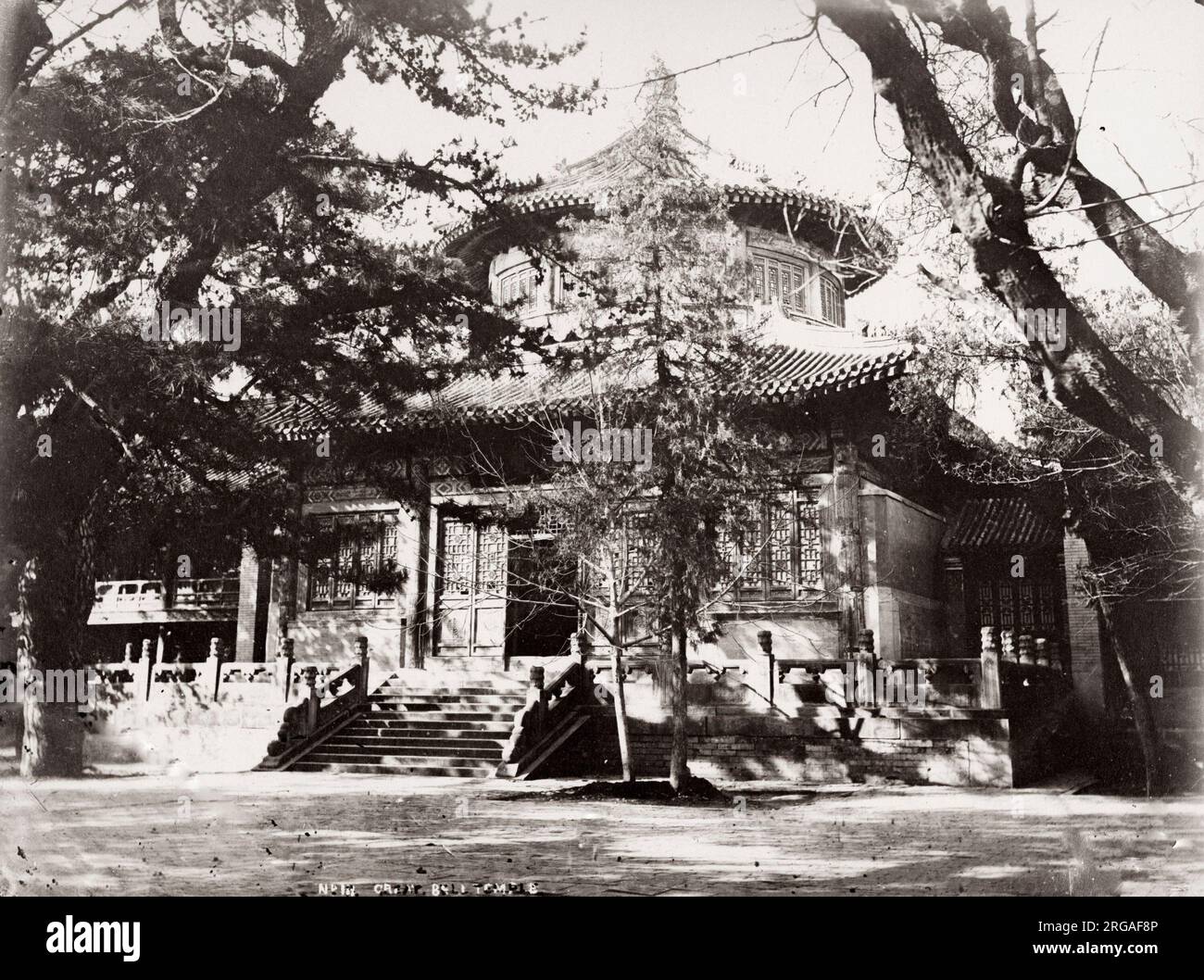 Vintage-Foto aus dem 19.. Jahrhundert: Großer Glockentempel, Peking, Peking, China. Thomas-Kind-Foto. Der Big Bell Tempel, oder Da Zhong Tempel, der ursprünglich als Jue Sheng Tempel bekannt ist, ist ein buddhistischer Tempel an der North 3. Road in Peking, China. Stockfoto