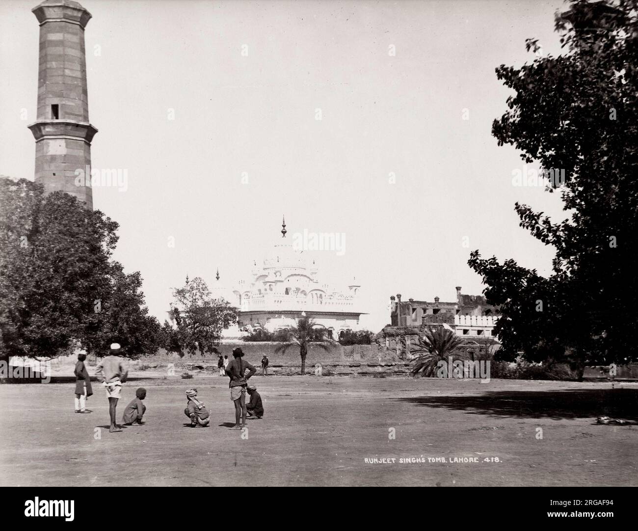 19. Jahrhundert Vintage-Foto: Ranjit Singhs Grab, das ein Gebäude aus dem 18. Jahrhundert in Lahore, Pakistan ist, das die Begräbnisurnen des Sikh-Herrschers Ranjit Singh beherbergt Stockfoto