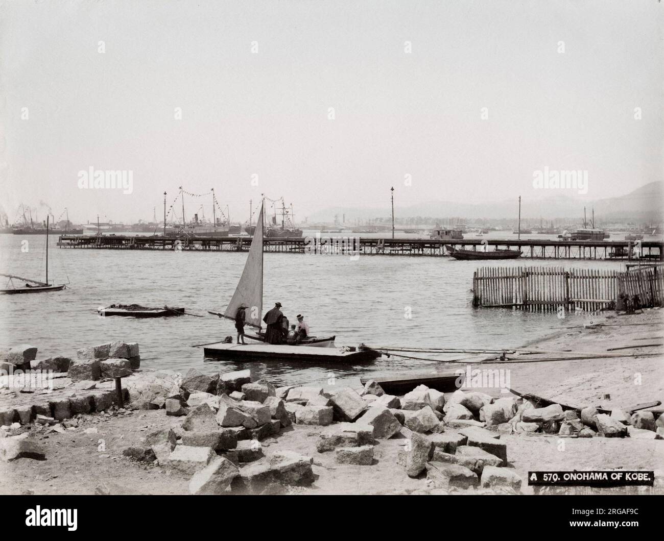 19. Jahrhundert Vintage-Foto: Onohama von Kobe, Hafen mit Schiffen, Japan. Stockfoto