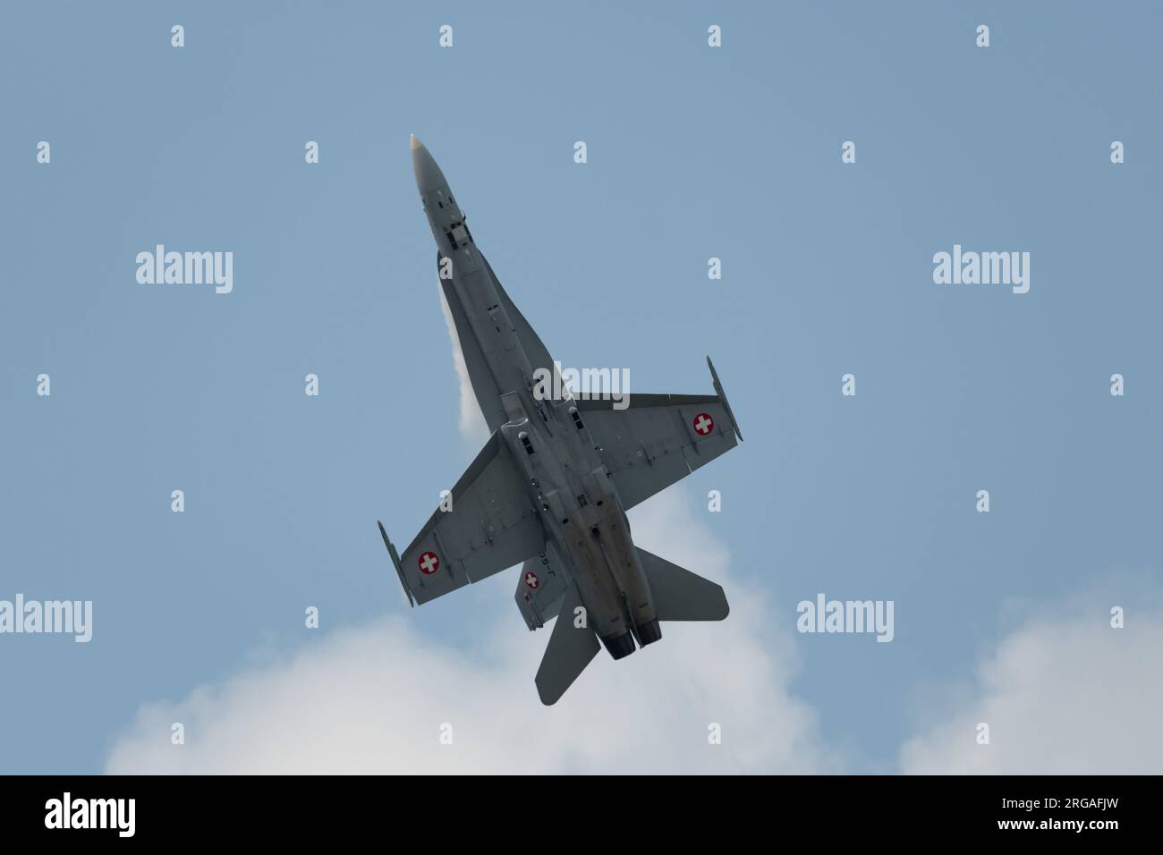 Speck-Fehraltorf, Zürich, Schweiz, 1. Juli 2023 McDonnell Douglas F/A-18 Hornet schweizer Militärkämpfer tritt während einer Flugshow auf Stockfoto