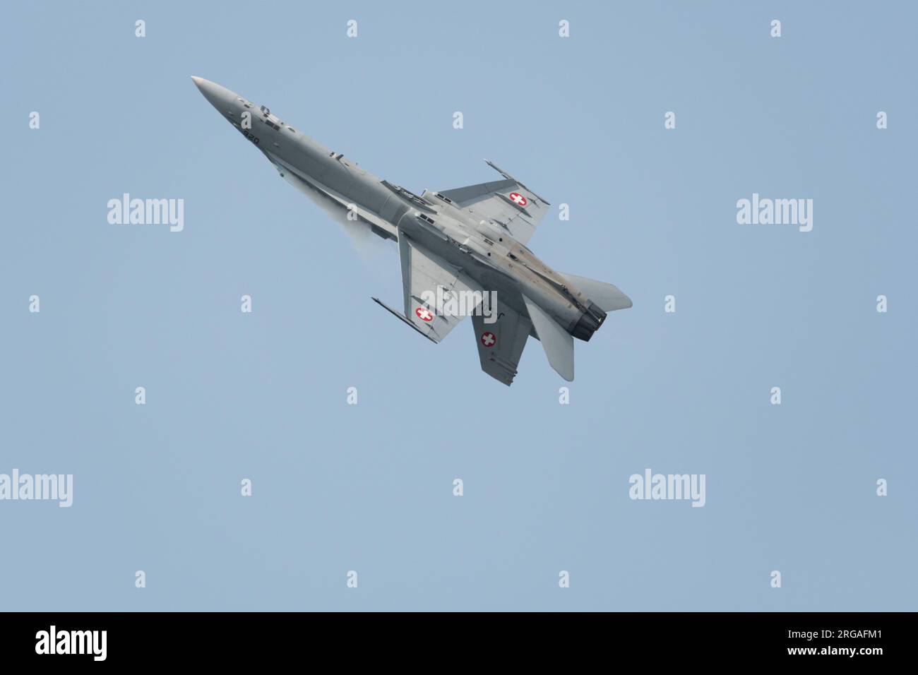 Speck-Fehraltorf, Zürich, Schweiz, 1. Juli 2023 McDonnell Douglas F/A-18 Hornet schweizer Militärkämpfer tritt während einer Flugshow auf Stockfoto