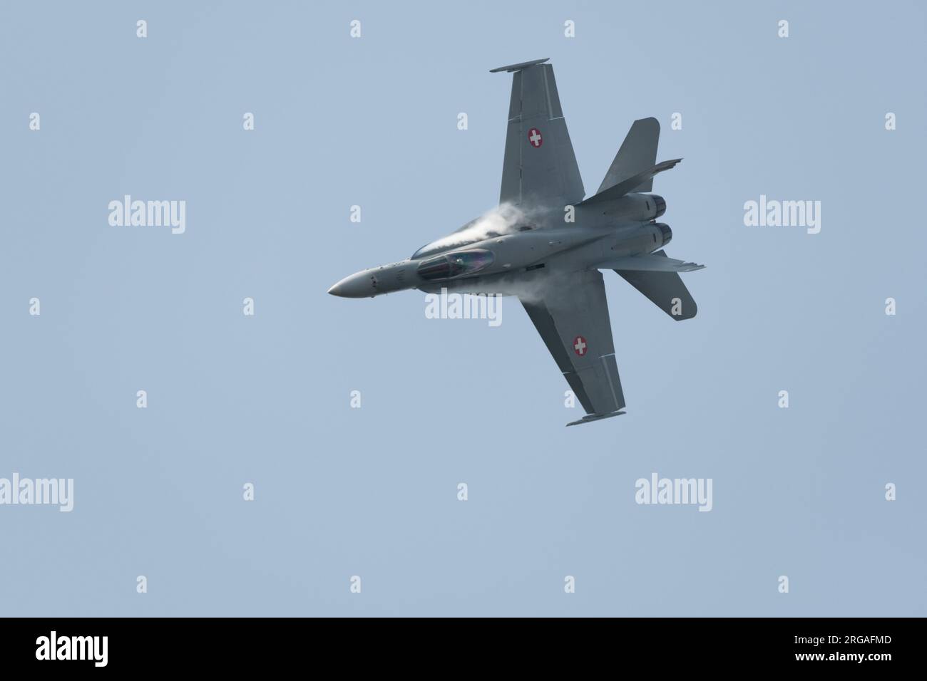 Speck-Fehraltorf, Zürich, Schweiz, 1. Juli 2023 McDonnell Douglas F/A-18 Hornet schweizer Militärkämpfer tritt während einer Flugshow auf Stockfoto