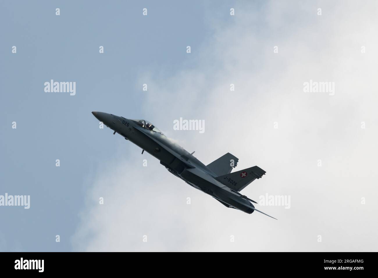 Speck-Fehraltorf, Zürich, Schweiz, 1. Juli 2023 McDonnell Douglas F/A-18 Hornet schweizer Militärkämpfer tritt während einer Flugshow auf Stockfoto
