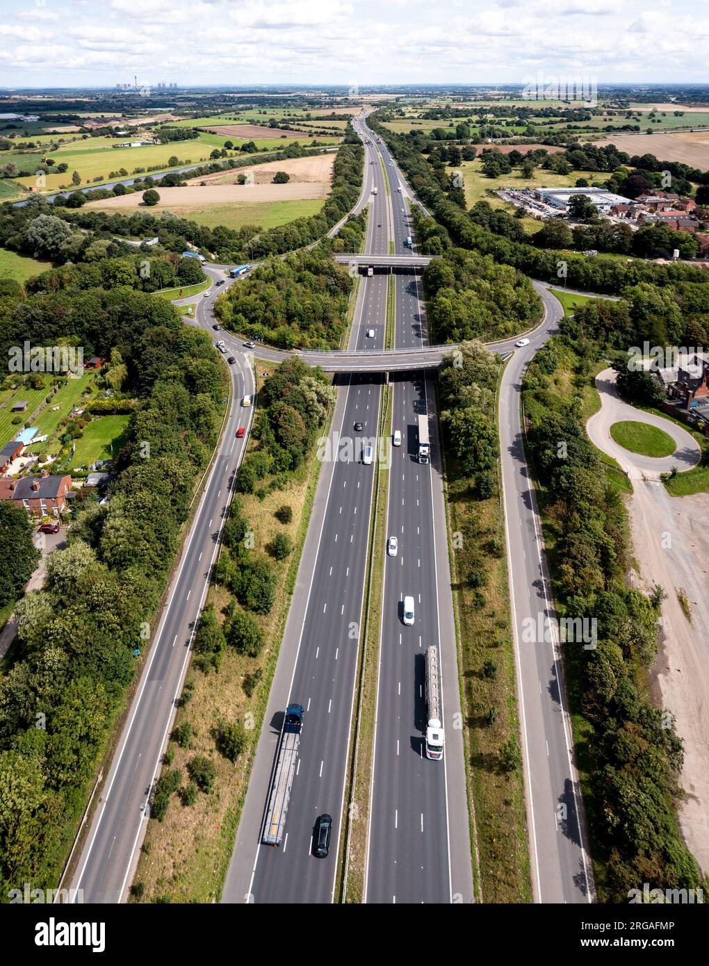 Panoramablick über einer geschäftigen Straßenkreuzung auf der Autobahn M62 in Richtung Osten in Richtung Hull im Vereinigten Königreich Stockfoto