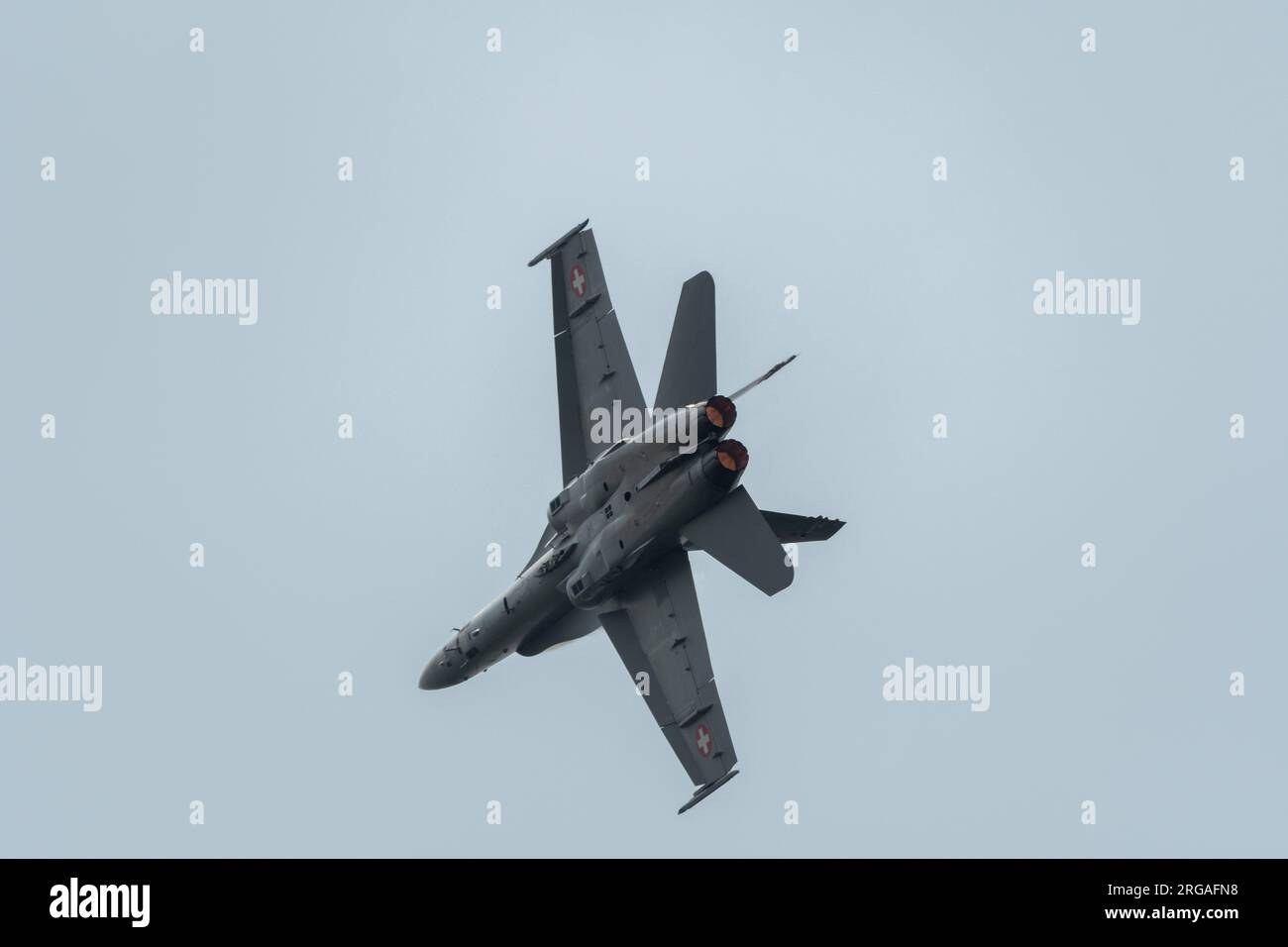 Speck-Fehraltorf, Zürich, Schweiz, 1. Juli 2023 McDonnell Douglas F/A-18 Hornet schweizer Militärkämpfer tritt während einer Flugshow auf Stockfoto