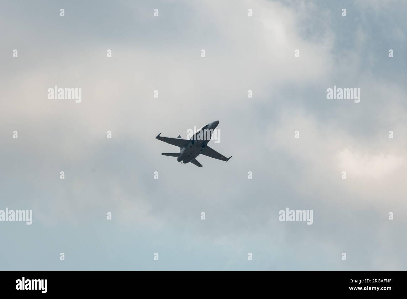 Speck-Fehraltorf, Zürich, Schweiz, 1. Juli 2023 McDonnell Douglas F/A-18 Hornet schweizer Militärkämpfer tritt während einer Flugshow auf Stockfoto