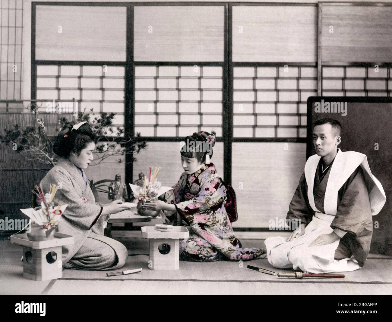 c.1880 Japan, zwei Geishas und ein Mann Origami Papier Stockfoto