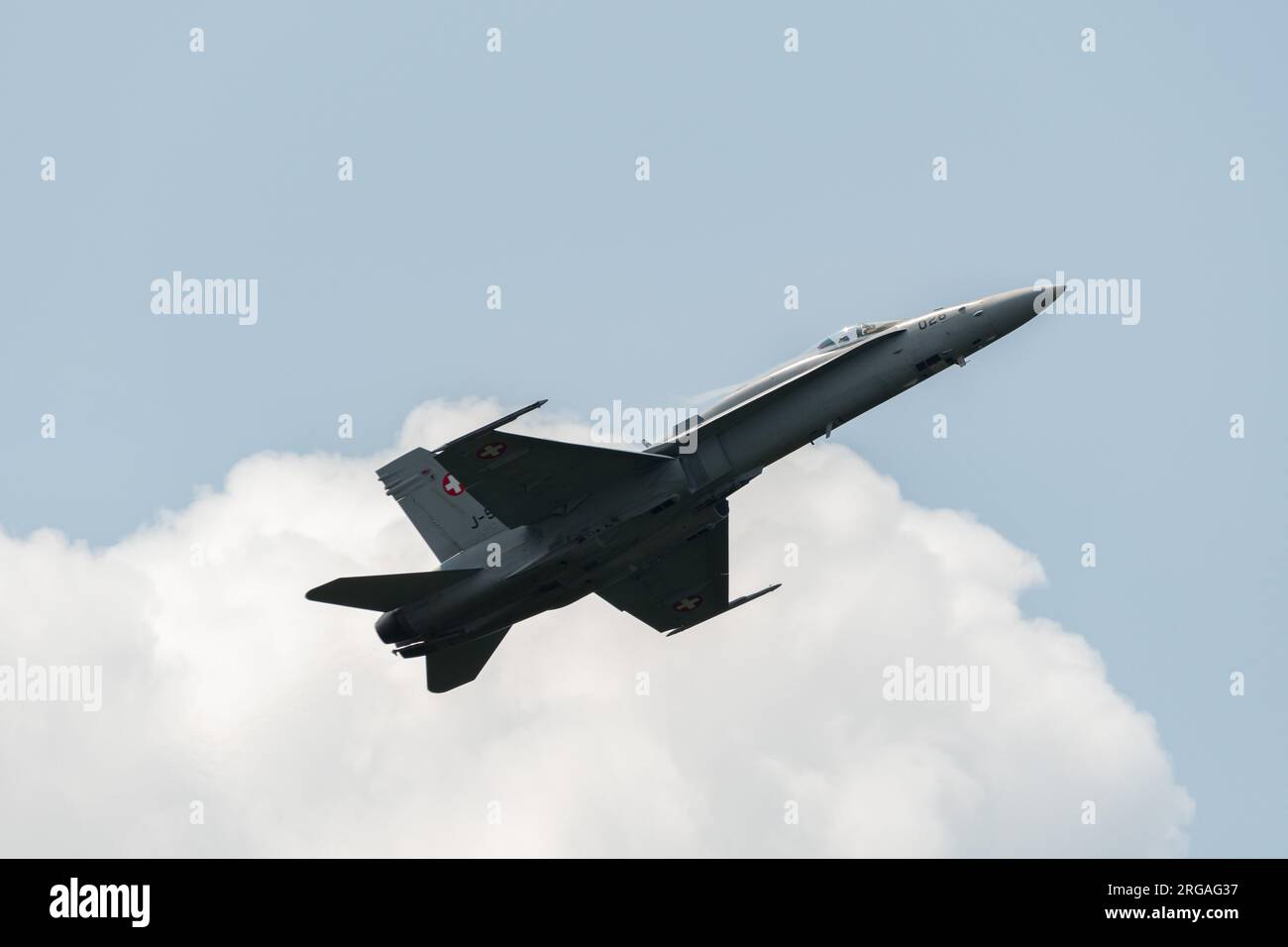 Speck-Fehraltorf, Zürich, Schweiz, 1. Juli 2023 McDonnell Douglas F/A-18 Hornet schweizer Militärkämpfer tritt während einer Flugshow auf Stockfoto