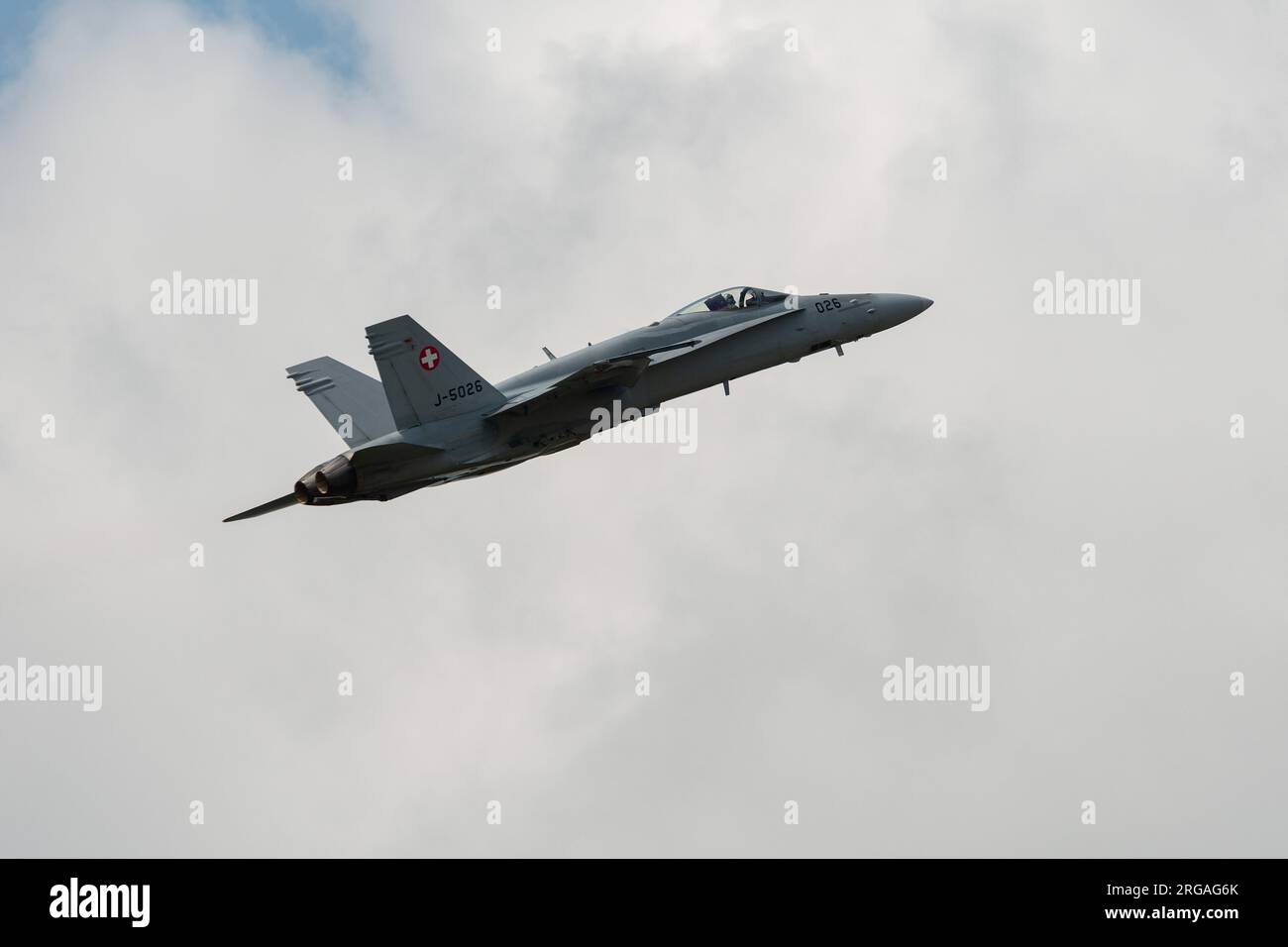 Speck-Fehraltorf, Zürich, Schweiz, 1. Juli 2023 McDonnell Douglas F/A-18 Hornet schweizer Militärkämpfer tritt während einer Flugshow auf Stockfoto