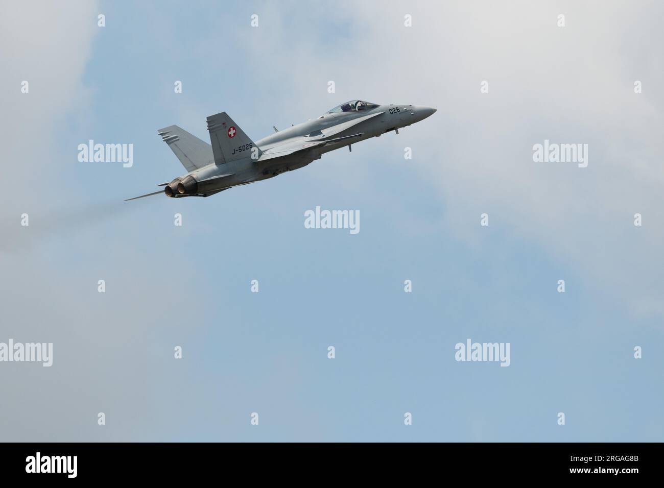 Speck-Fehraltorf, Zürich, Schweiz, 1. Juli 2023 McDonnell Douglas F/A-18 Hornet schweizer Militärkämpfer tritt während einer Flugshow auf Stockfoto