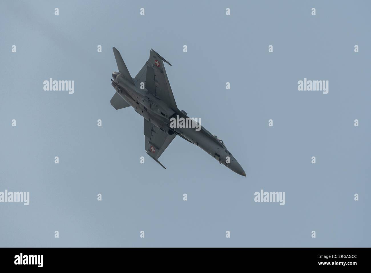 Speck-Fehraltorf, Zürich, Schweiz, 1. Juli 2023 McDonnell Douglas F/A-18 Hornet schweizer Militärkämpfer tritt während einer Flugshow auf Stockfoto