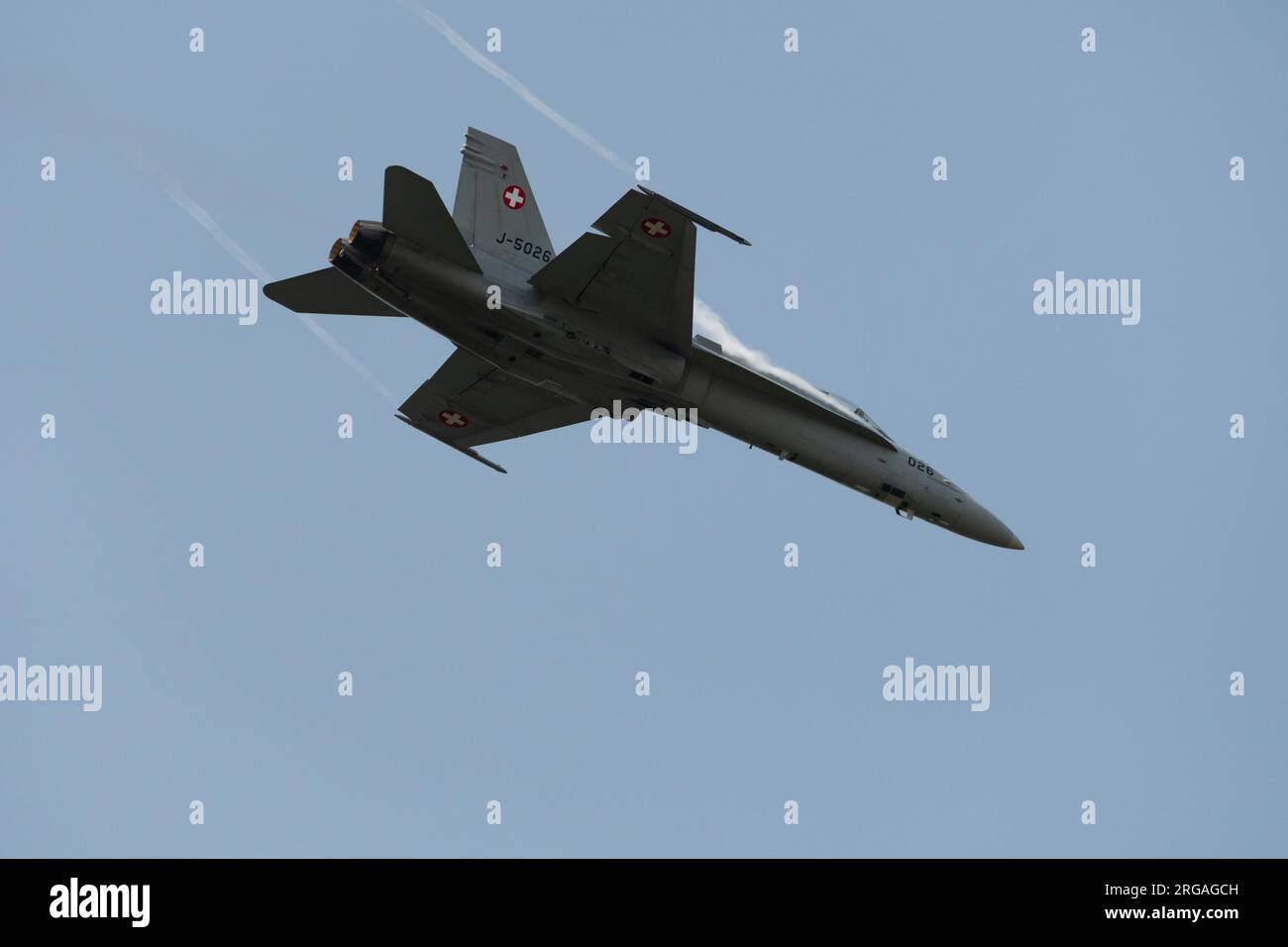 Speck-Fehraltorf, Zürich, Schweiz, 1. Juli 2023 McDonnell Douglas F/A-18 Hornet schweizer Militärkämpfer tritt während einer Flugshow auf Stockfoto