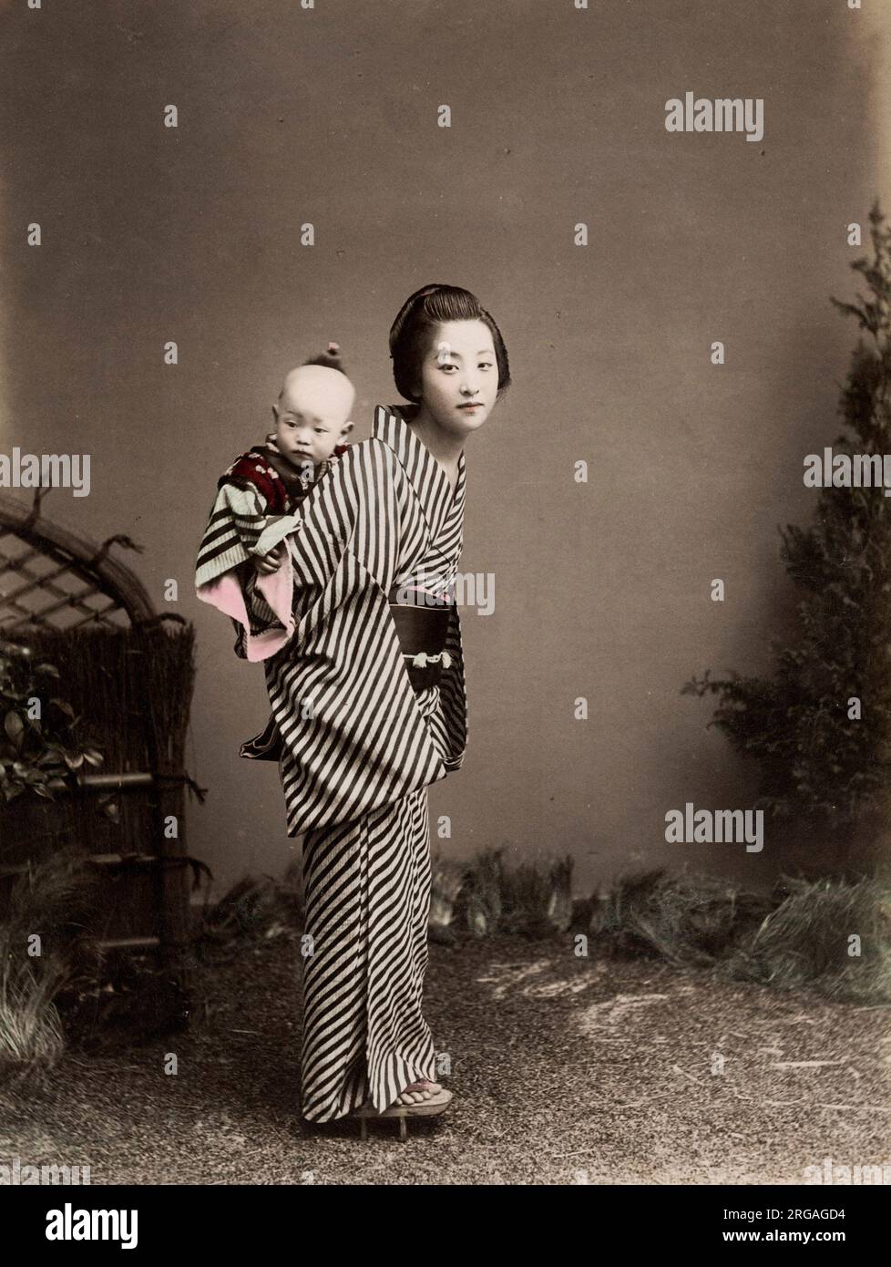 Vintage 19. Jahrhundert Fotografie Japan - junge Krankenschwester mit einem Baby. Stockfoto