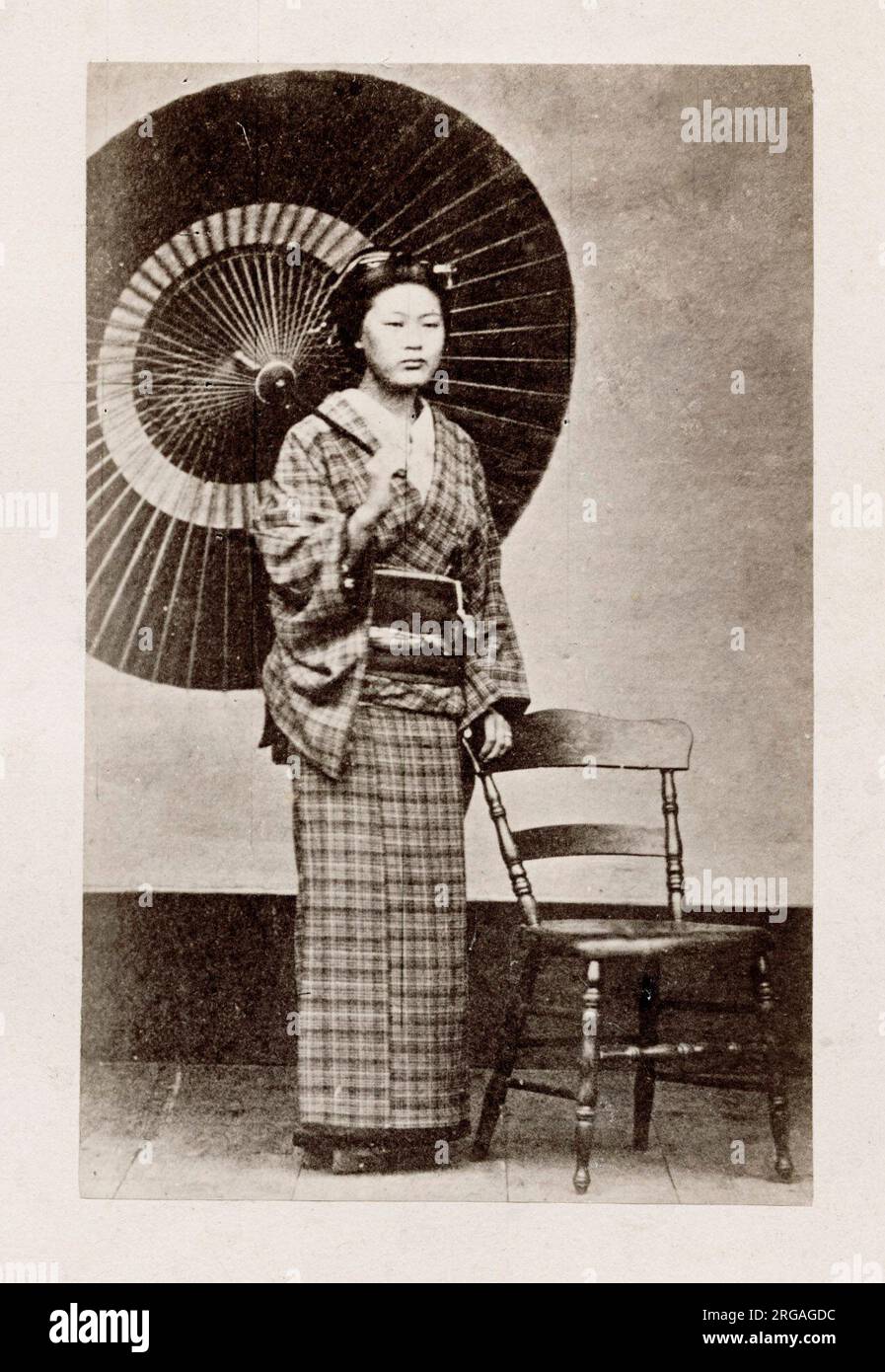 Vintage 19. Jahrhundert Fotografie - frühe fotografische Porträt aus Japan, wahrscheinlich die Arbeit der japanischen Fotografin Shimooka Renjo - Frau mit Sonnenschirm, Regenschirm. Stockfoto