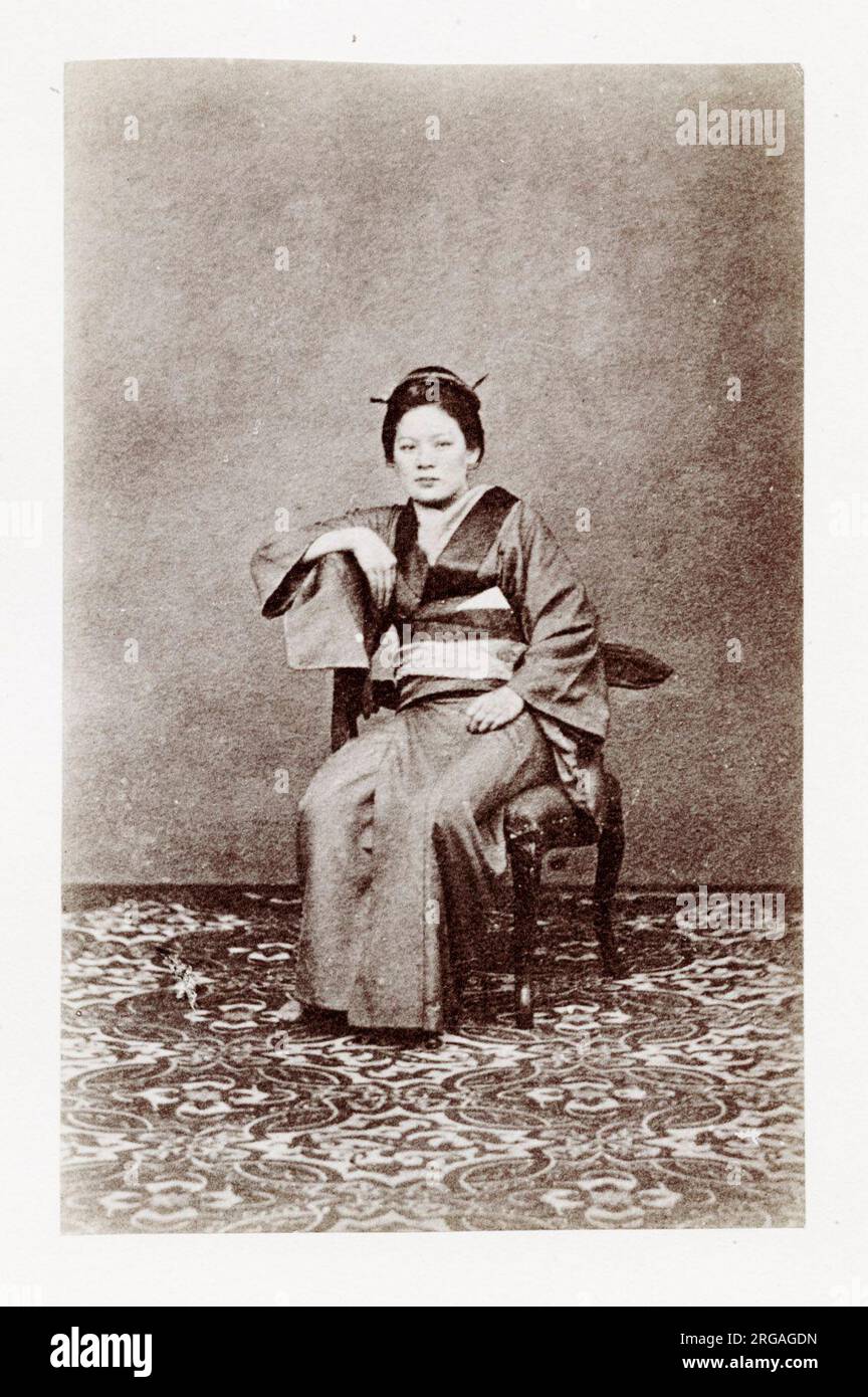 Vintage 19. Jahrhundert Fotografie - frühe fotografische Porträt aus Japan, wahrscheinlich das Werk der japanischen Fotografin Shimooka Renjo - sitzende Frau. Stockfoto