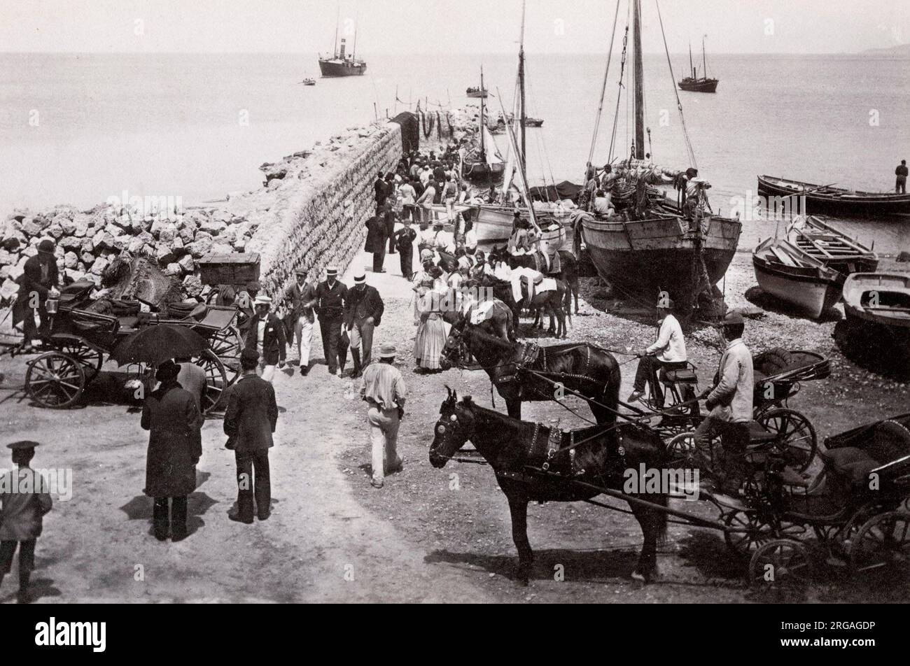 Vintage 19. Jahrhundert Foto - hackney Kutschen warten auf Reisende aus kleinen Booten, Capri Marina, Italien ankommen. Stockfoto