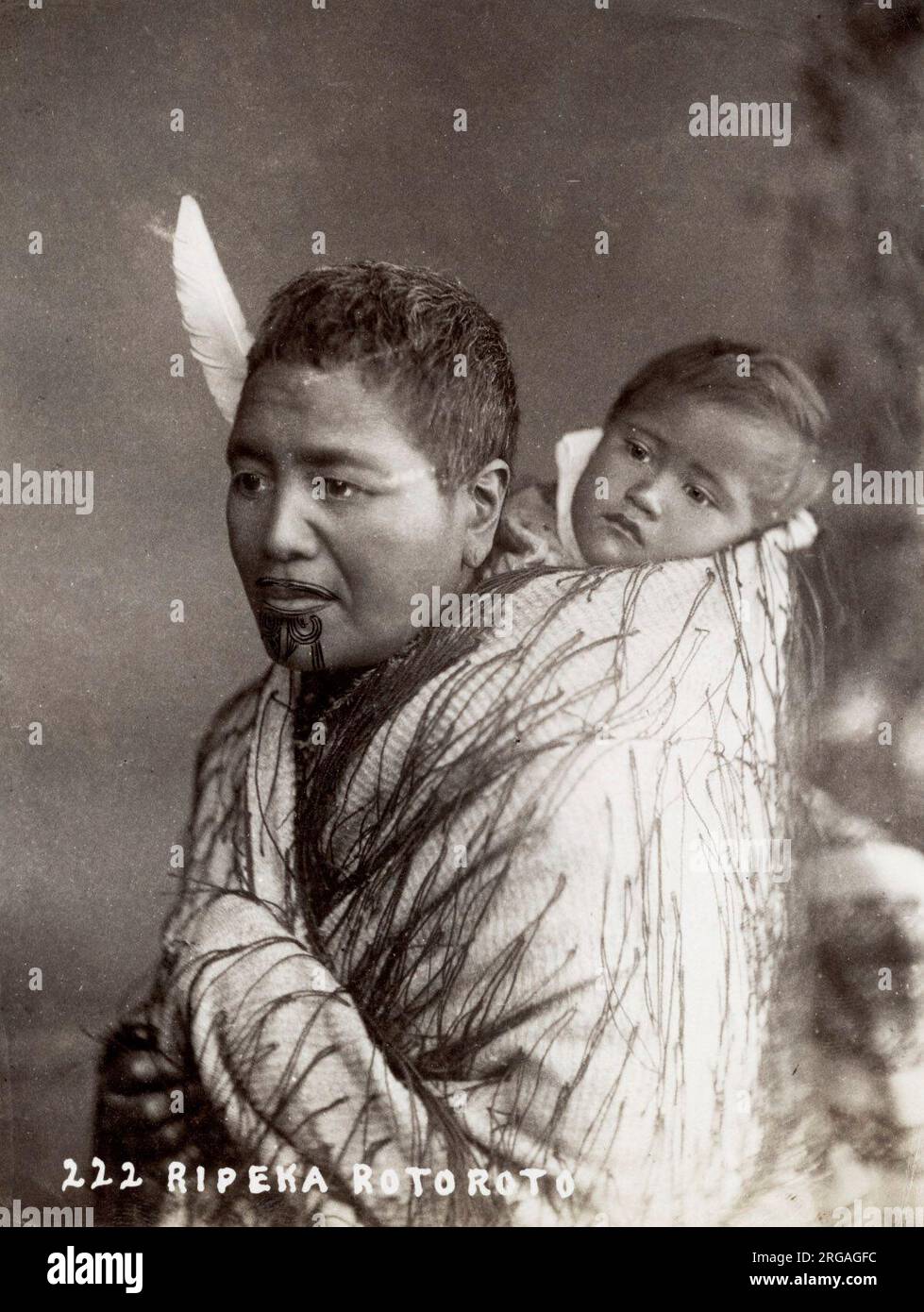 Vintage 19. Jahrhundert Fotografie - Maori Frau mit Baby auf dem Rücken, Ripeke Rotoroto, Neuseeland. Stockfoto