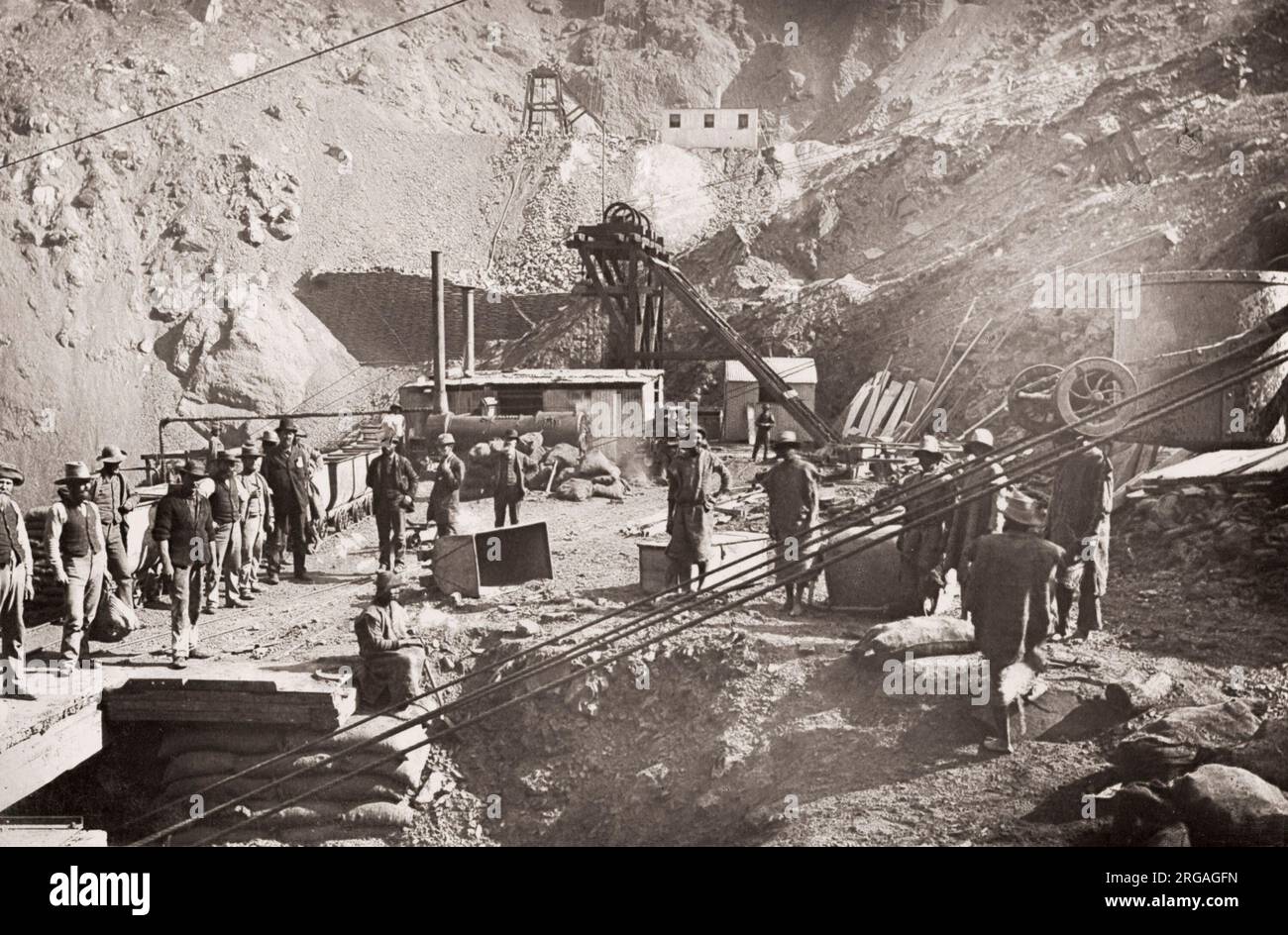 Vintage-Foto des 19. Jahrhunderts: Central Company's Shaft, Kimberely Mine, Südafrika. Stockfoto