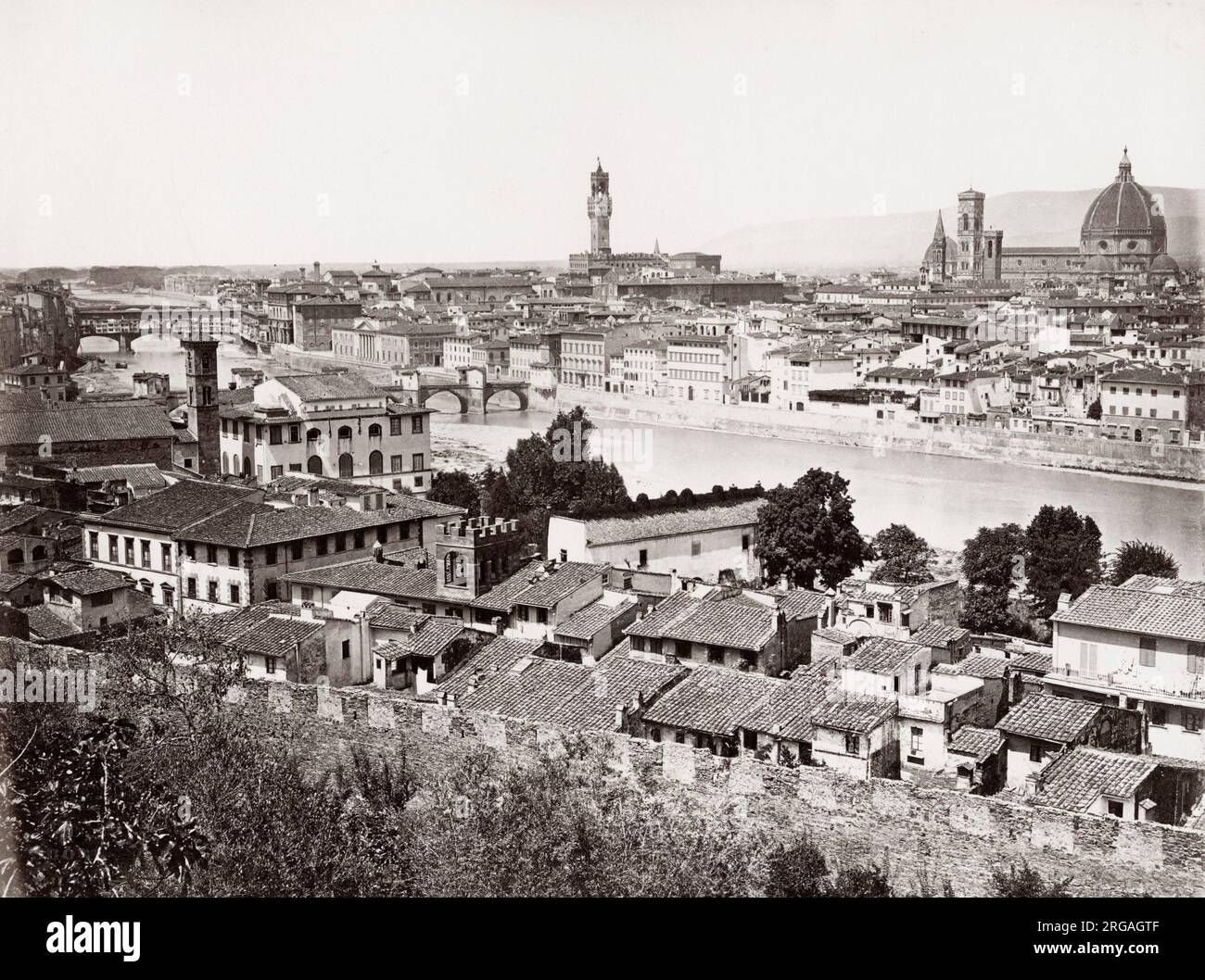 19. Jahrhundert Vintage-Foto: Ansicht von Florenz, Firenze, über den Fluss Arno, Italien. Stockfoto