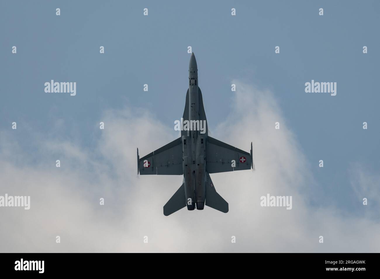 Speck-Fehraltorf, Zürich, Schweiz, 1. Juli 2023 McDonnell Douglas F/A-18 Hornet schweizer Militärkämpfer tritt während einer Flugshow auf Stockfoto