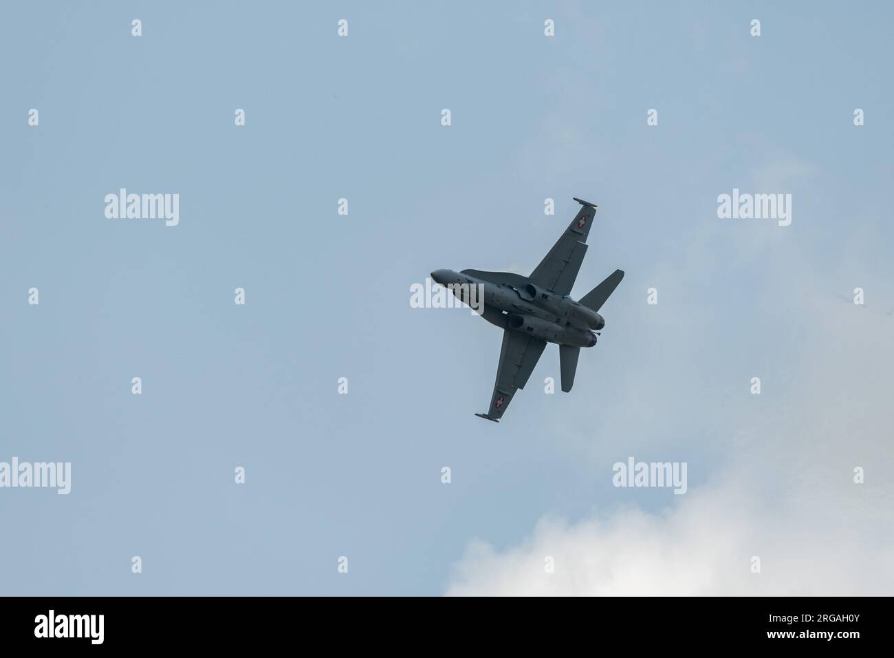 Speck-Fehraltorf, Zürich, Schweiz, 1. Juli 2023 McDonnell Douglas F/A-18 Hornet schweizer Militärkämpfer tritt während einer Flugshow auf Stockfoto