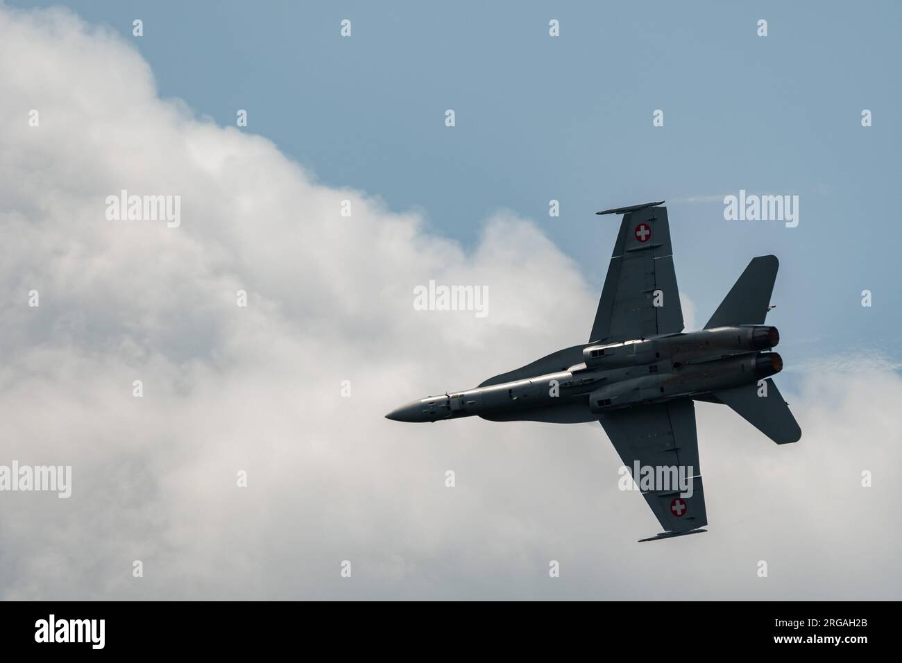 Speck-Fehraltorf, Zürich, Schweiz, 1. Juli 2023 McDonnell Douglas F/A-18 Hornet schweizer Militärkämpfer tritt während einer Flugshow auf Stockfoto