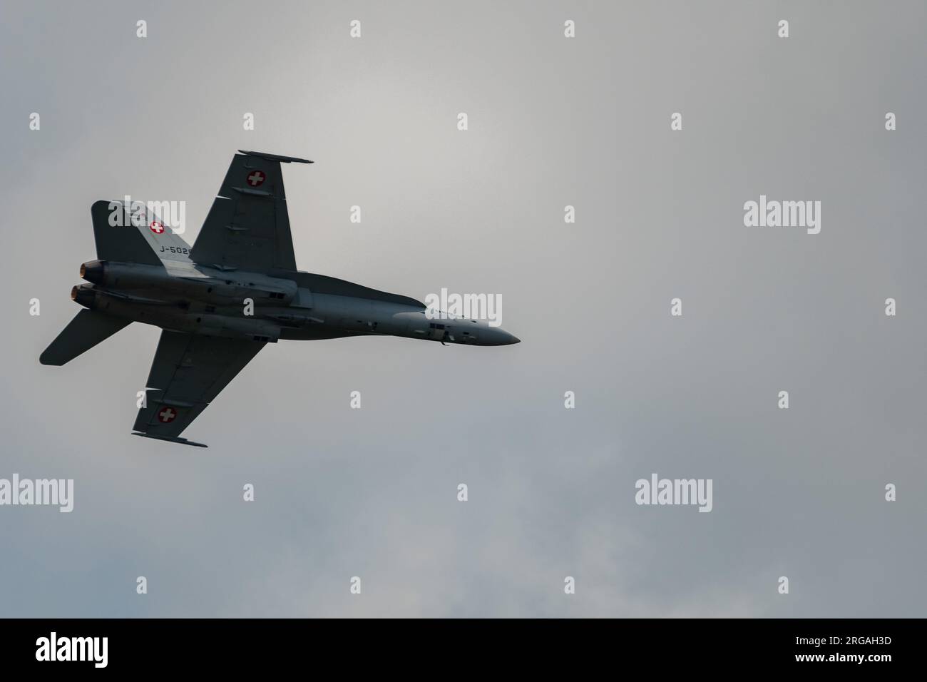 Speck-Fehraltorf, Zürich, Schweiz, 1. Juli 2023 McDonnell Douglas F/A-18 Hornet schweizer Militärkämpfer tritt während einer Flugshow auf Stockfoto