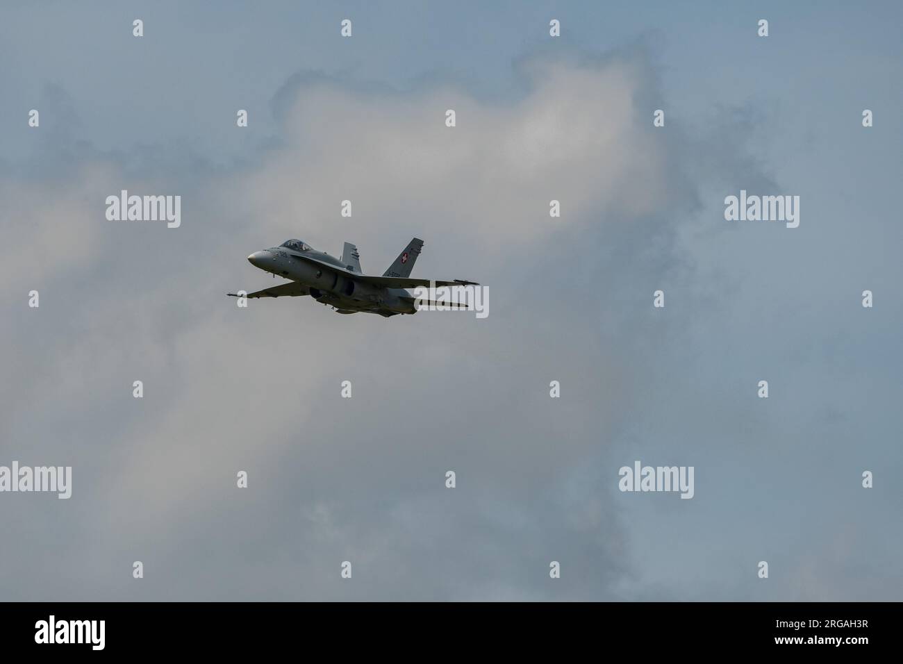 Speck-Fehraltorf, Zürich, Schweiz, 1. Juli 2023 McDonnell Douglas F/A-18 Hornet schweizer Militärkämpfer tritt während einer Flugshow auf Stockfoto