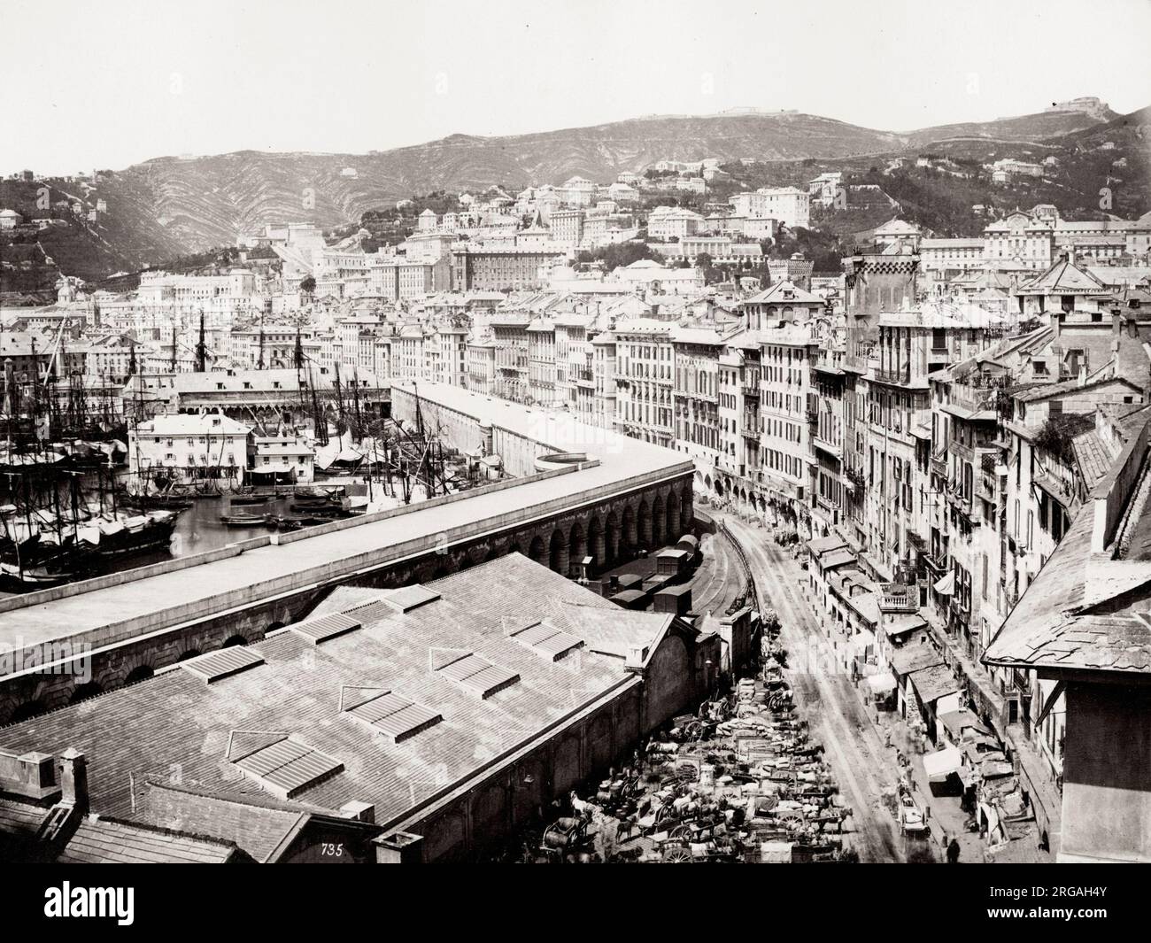 Vintage 19. Jahrhundert Foto: Straßenszene und der Hafen mit Schiffen, Genua, Genua, Italien, Stockfoto