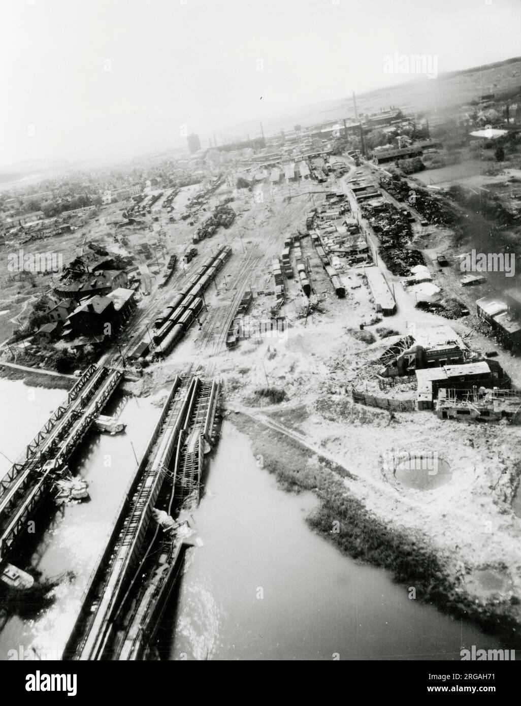 Vintage-Foto des Zweiten Weltkriegs - offizielles US-Militärfoto: Deutsche Eisenbahnbrücke nach Angriff durch alliierte Bomber. Stockfoto