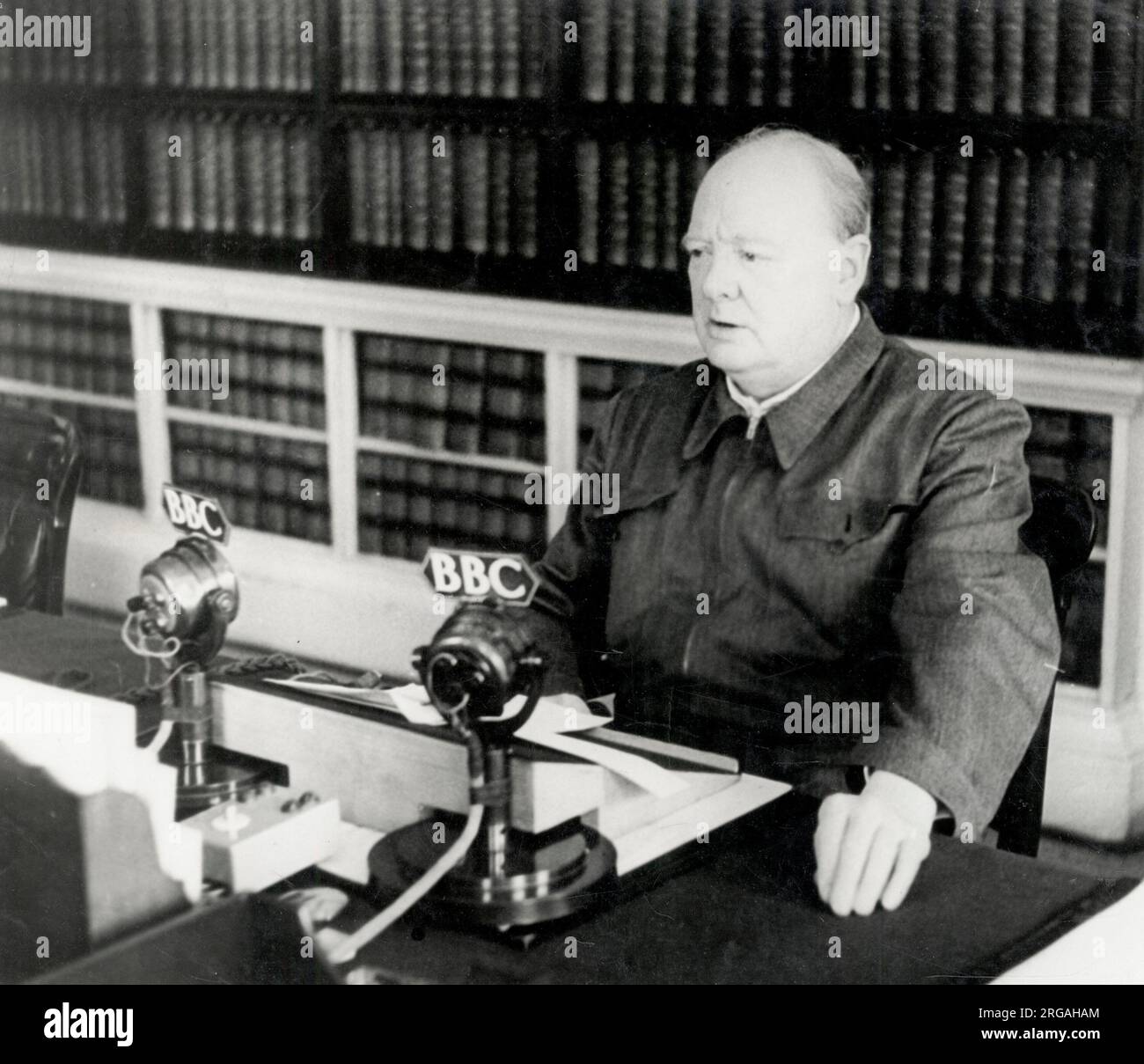 Der britische Premierminister Winston Churchill aus dem Zweiten Weltkrieg, Radiosendung auf der BBC, London. Stockfoto