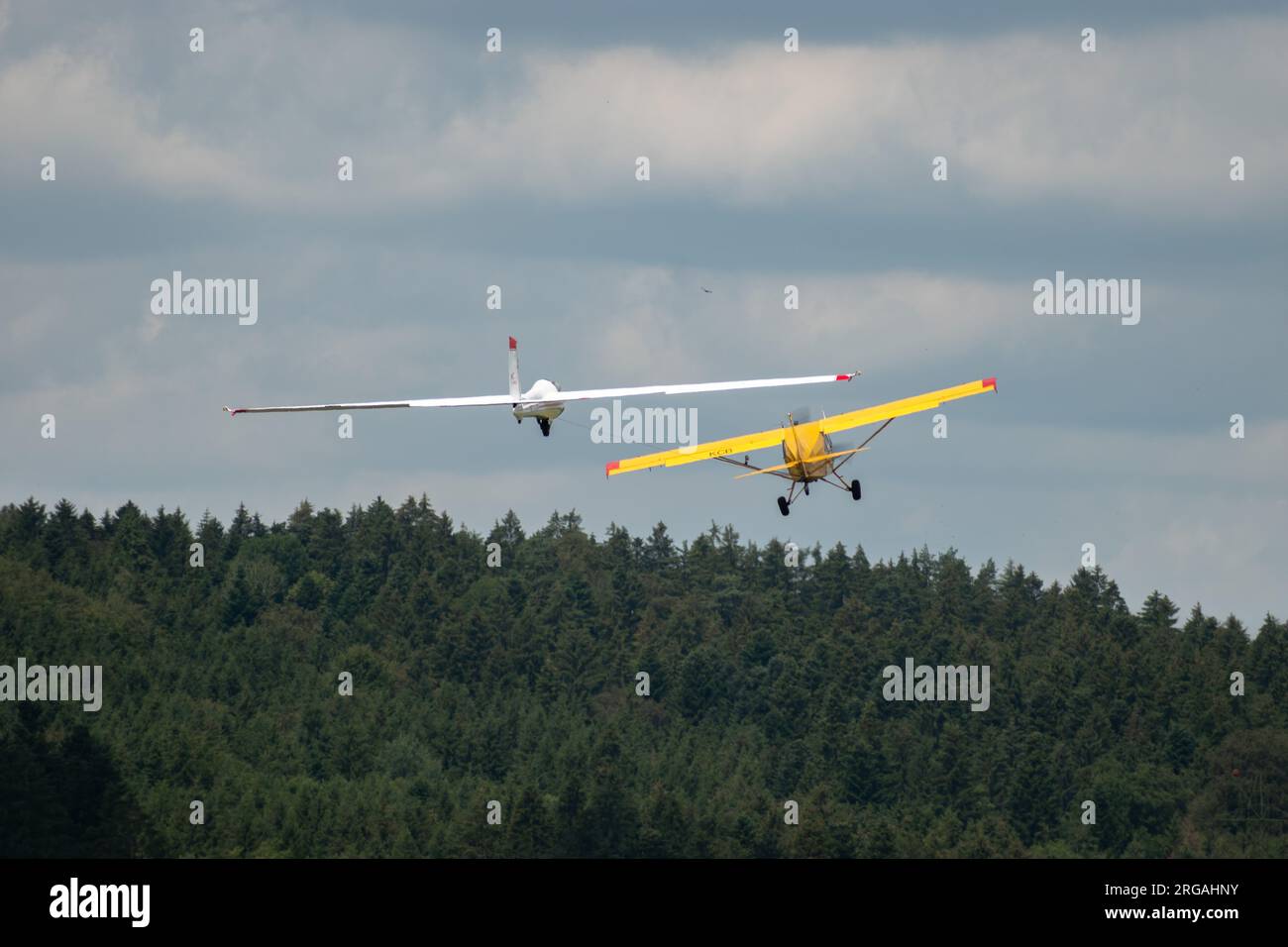 Speck-Fehraltorf, Zürich, Schweiz, 1. Juli 2023 HB-KCB Maule MX-7-235 Propeller-Flugzeug schleppt einen Gleiter Stockfoto