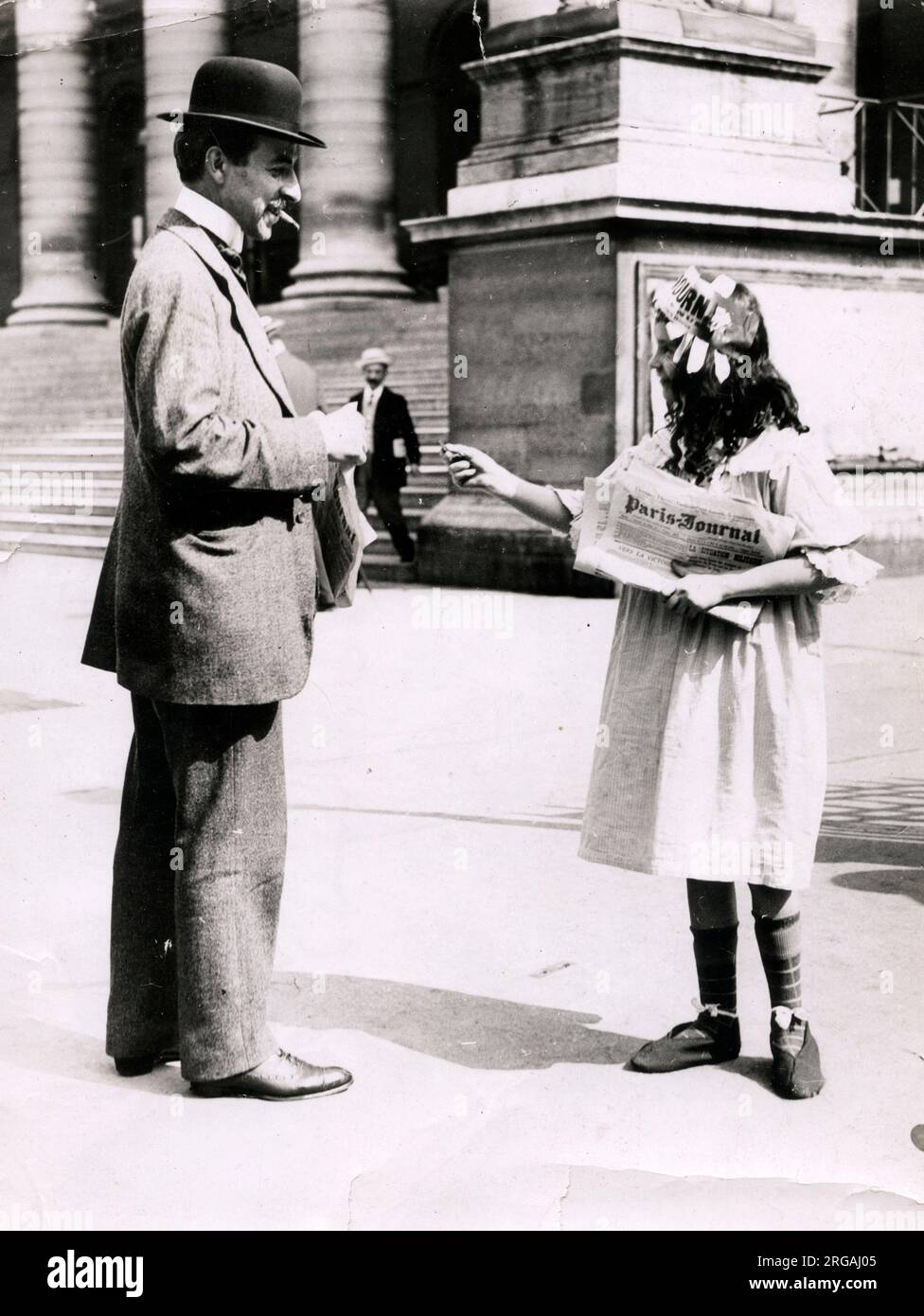Vintage World war One Foto - WWI: Zeitungsmädchen, Straßen von Paris, Frankreich. Stockfoto