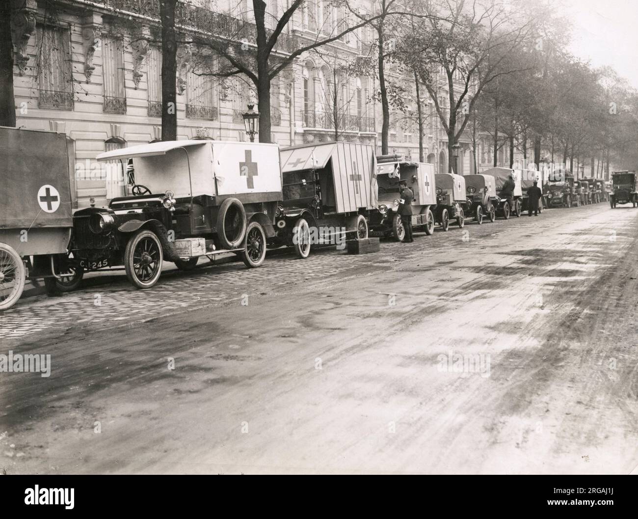Vintage World war One Foto - WWI: British Red Cross Krankenwagen in Paris Stockfoto