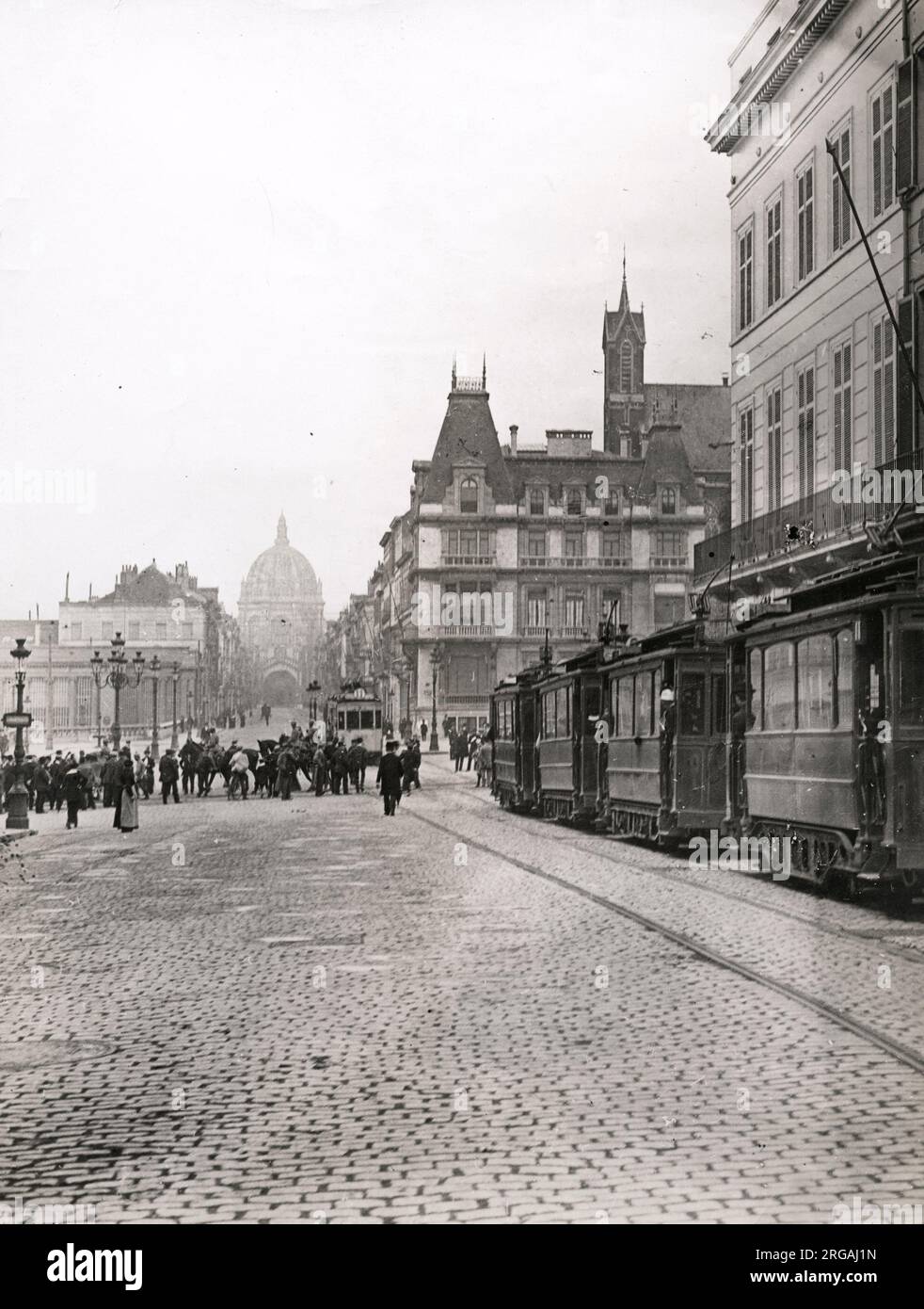 Vintage World war One Photo - WWI: Brüssel, deutsche Soldaten kreuzen vor Straßenbahnen Stockfoto