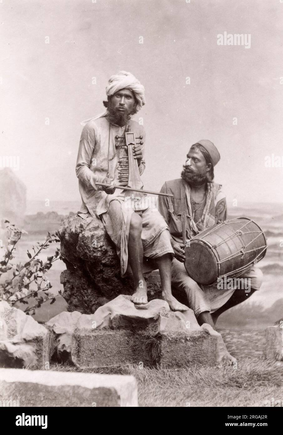Vintage Ende 19th Jahrhundert Foto: Indische Musiker mit Musikinstrumenten, Musik, Indien. Stockfoto