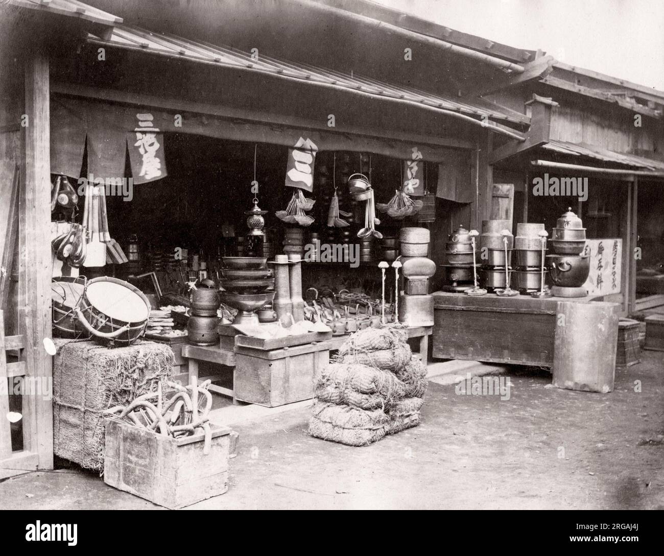 Japan aus den 1870er Jahren - Country-Shop an der Tokaido-Straße - aus dem Magazin „The Far East“ Stockfoto