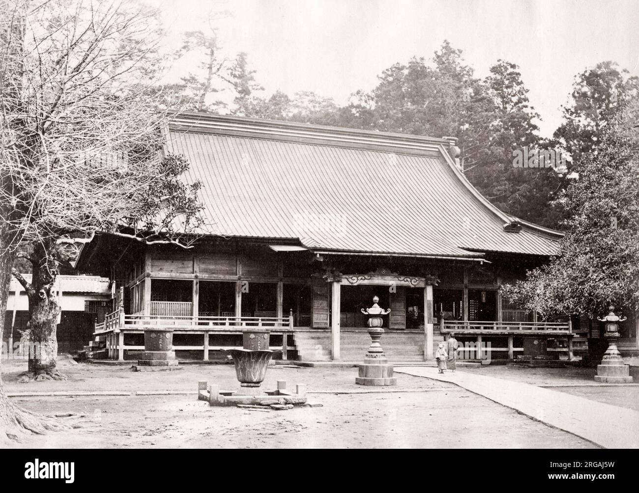 Japan aus den 1870er Jahren - Fujisawa-Tempel an der Tokaido-Straße, 11 Meilen von Yokohama entfernt - von der Zeitschrift „The Far East“ Stockfoto