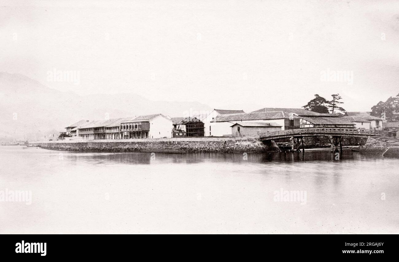 Japan aus den 1870er Jahren - Dejima, ausländische Siedlung Nagasaki - aus dem Magazin „The Far East“ Stockfoto