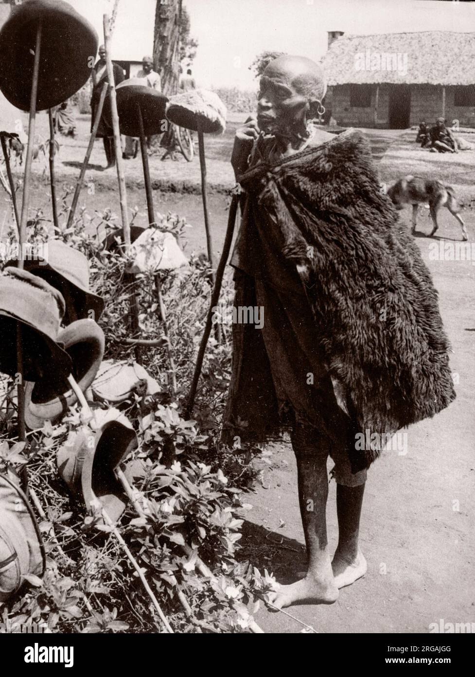 1940s Ostafrika - älterer Kikuyu-Mann, Kiamba-Reservefoto eines während des Zweiten Weltkriegs in Ostafrika und im Nahen Osten stationierten britischen Armeeoffiziers Stockfoto