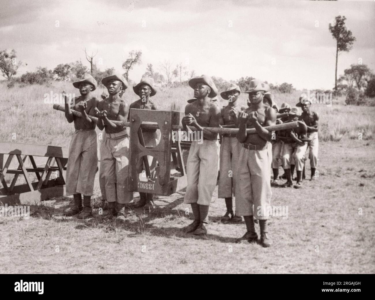 1940s Ostafrika - askari-Soldaten, die als Militäringenieure ausgebildet werden, fotografiert von einem während des Zweiten Weltkriegs in Ostafrika und im Nahen Osten stationierten britischen Armeebevollmächten Stockfoto