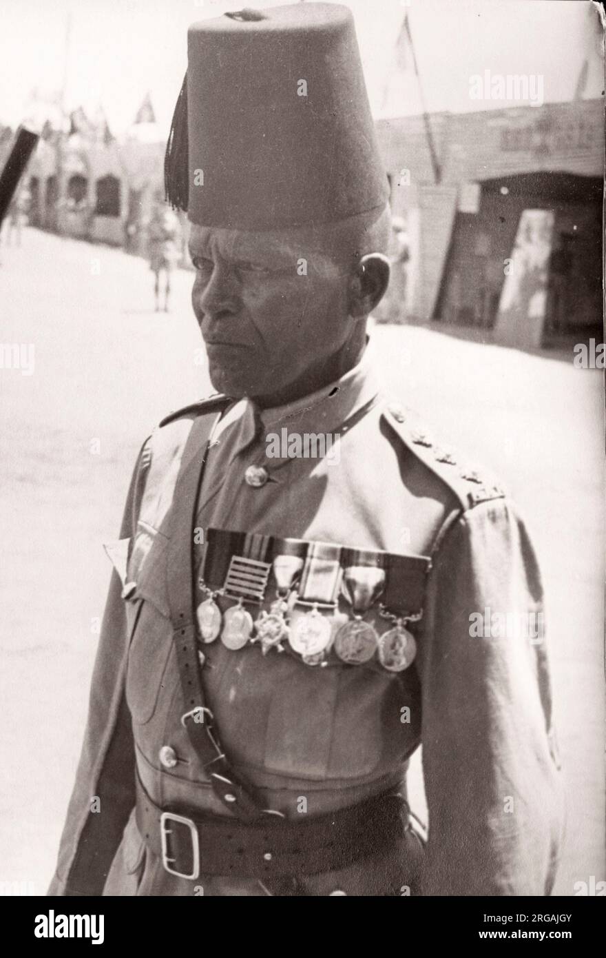 1940s Ostafrika - Soldaten in Kenia, Veteranen der afrikanischen Gewehre des Königs Foto eines britischen Armeeanwärters, der während des Zweiten Weltkriegs in Ostafrika und im Nahen Osten stationiert war Stockfoto