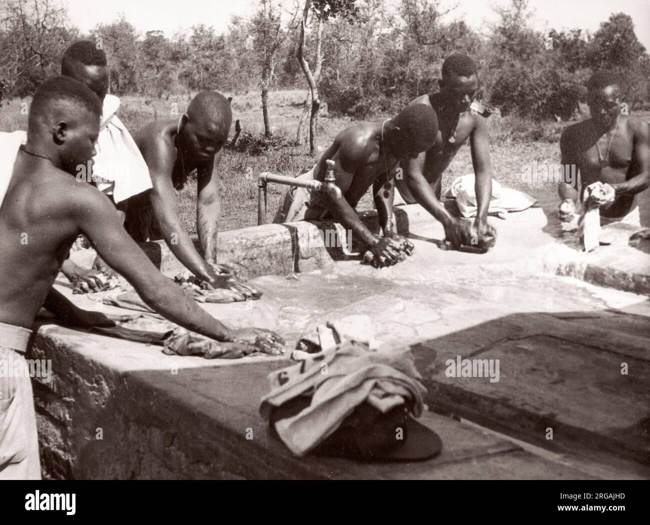 1940s Ostafrika - askari-Soldaten waschen Kleidung Foto von einem britischen Armee Rekrutierungsoffizier in Ostafrika und dem Nahen Osten während des Zweiten Weltkriegs stationiert Stockfoto