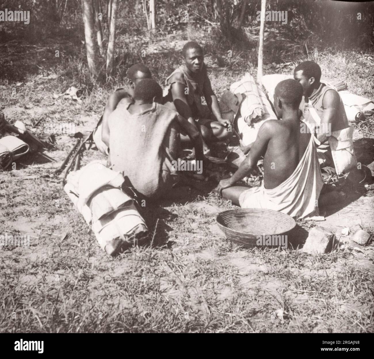 1940s Ostafrika - Uganda - Wanderarbeiter aus dem Kongo mit ihren Reisepaketen fotografieren einen während des Zweiten Weltkriegs in Ostafrika und im Nahen Osten stationierten britischen Rekrutierungsbeamten Stockfoto