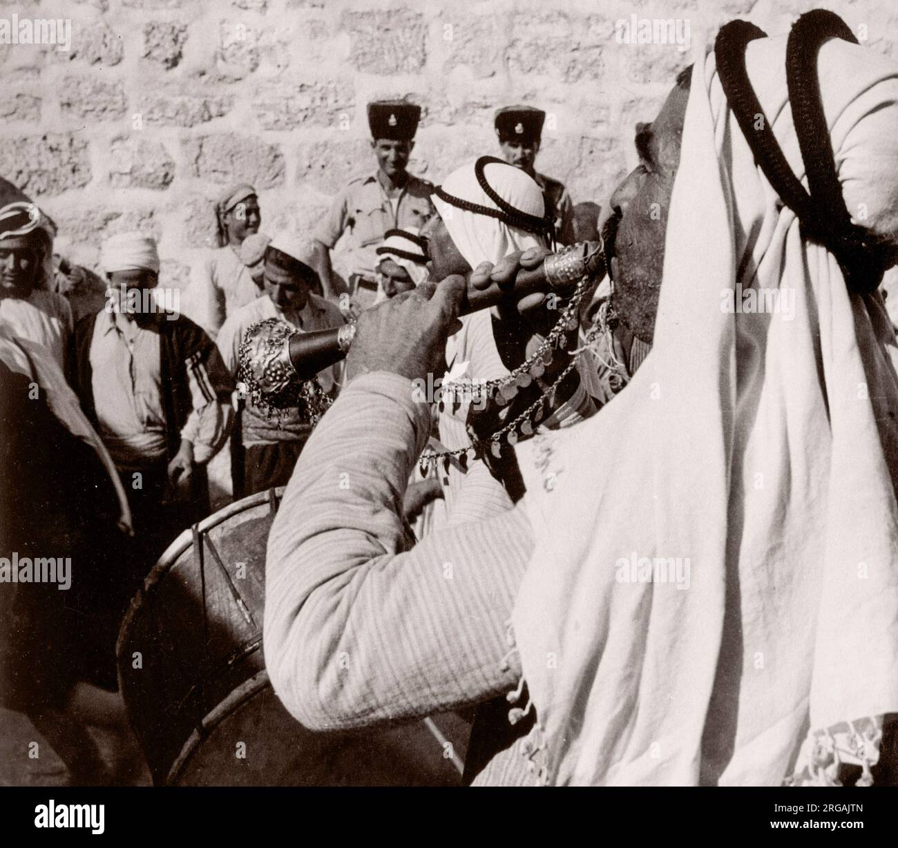 1943 Syrien - Feier des Eid-Festes in Bobline Foto eines während des Zweiten Weltkriegs in Ostafrika und im Nahen Osten stationierten britischen Armeeoffiziers Stockfoto