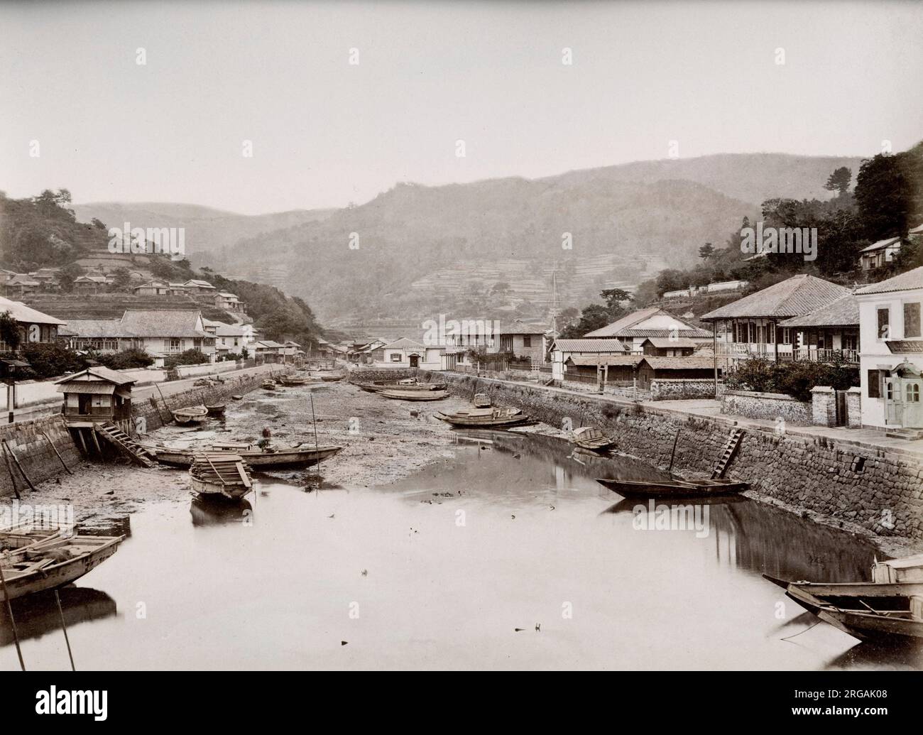 Vintage Foto aus dem 19. Jahrhundert - Japan - aus dem Atelier des Baron Raimund von Stillfried. Mit der Bildunterschaufel Ora-Creek zeigt das Bild Boote in einem Bach mit der Flut heraus. Stockfoto